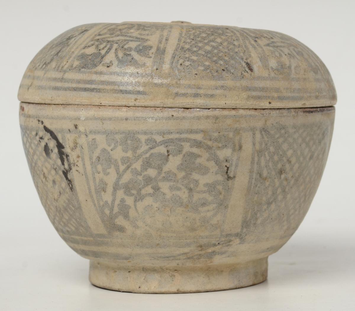 18th Century and Earlier 14th - 16th Century, Sukhothai, Antique Thai Sukhothai Ceramic Covered Bowl For Sale