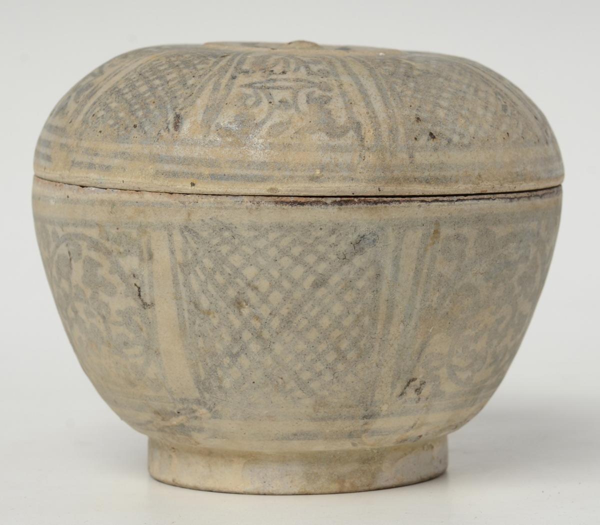 14th - 16th Century, Sukhothai, Antique Thai Sukhothai Ceramic Covered Bowl For Sale 1