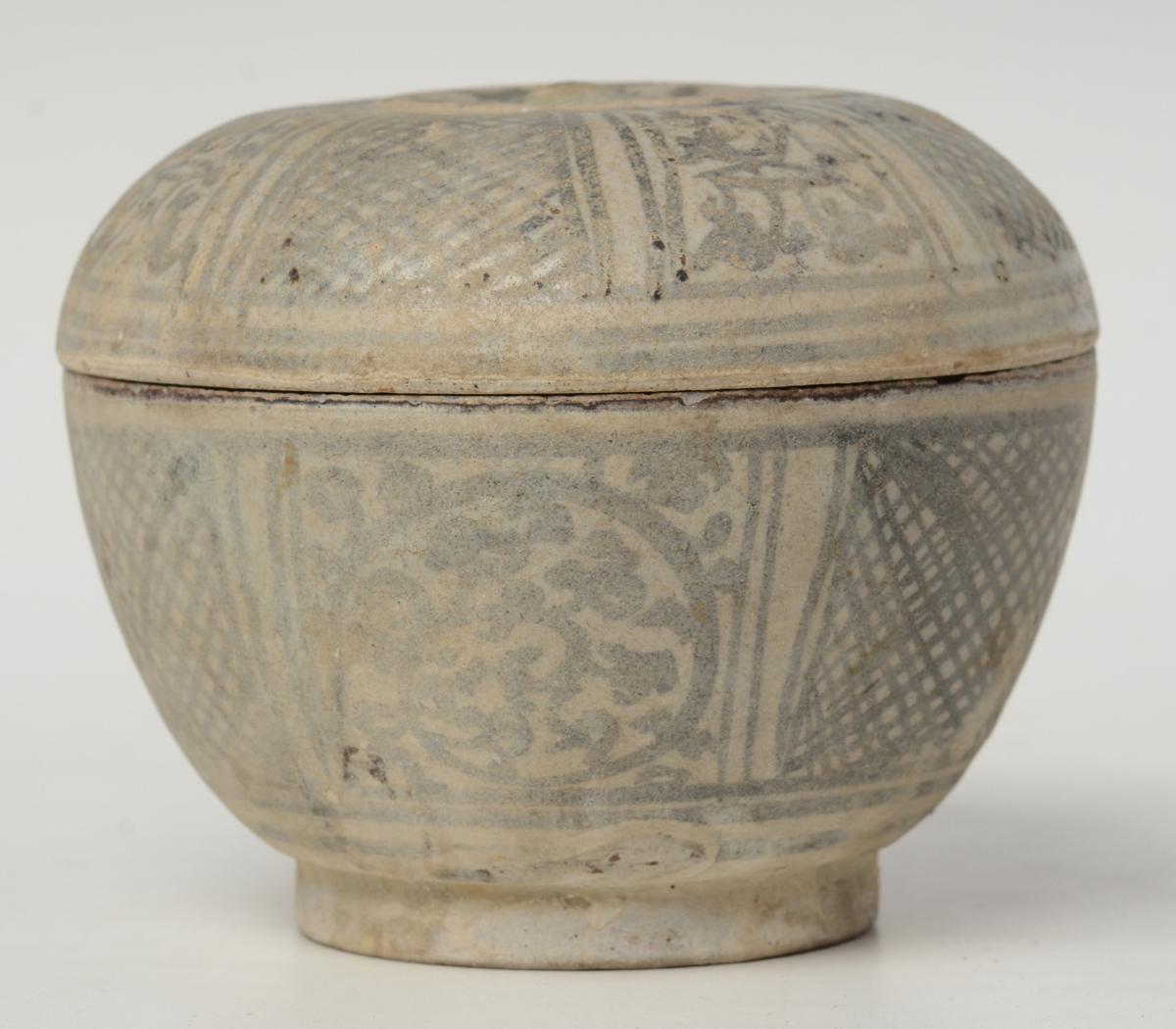 14th - 16th Century, Sukhothai, Antique Thai Sukhothai Ceramic Covered Bowl For Sale 2