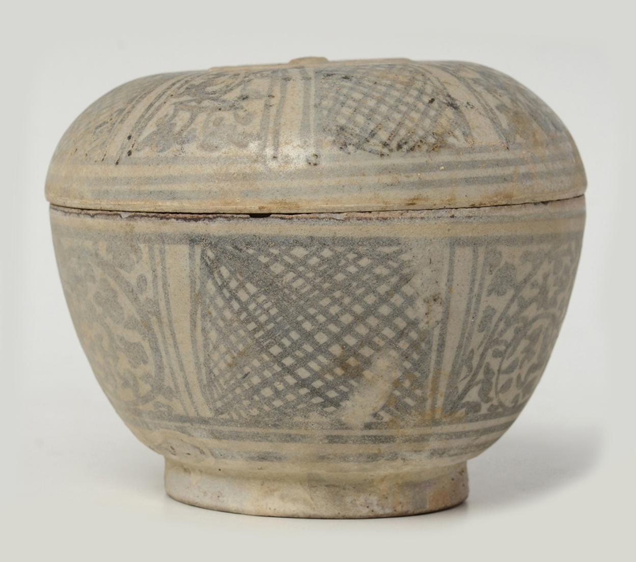 14th - 16th Century, Sukhothai, Antique Thai Sukhothai Ceramic Covered Bowl For Sale 3
