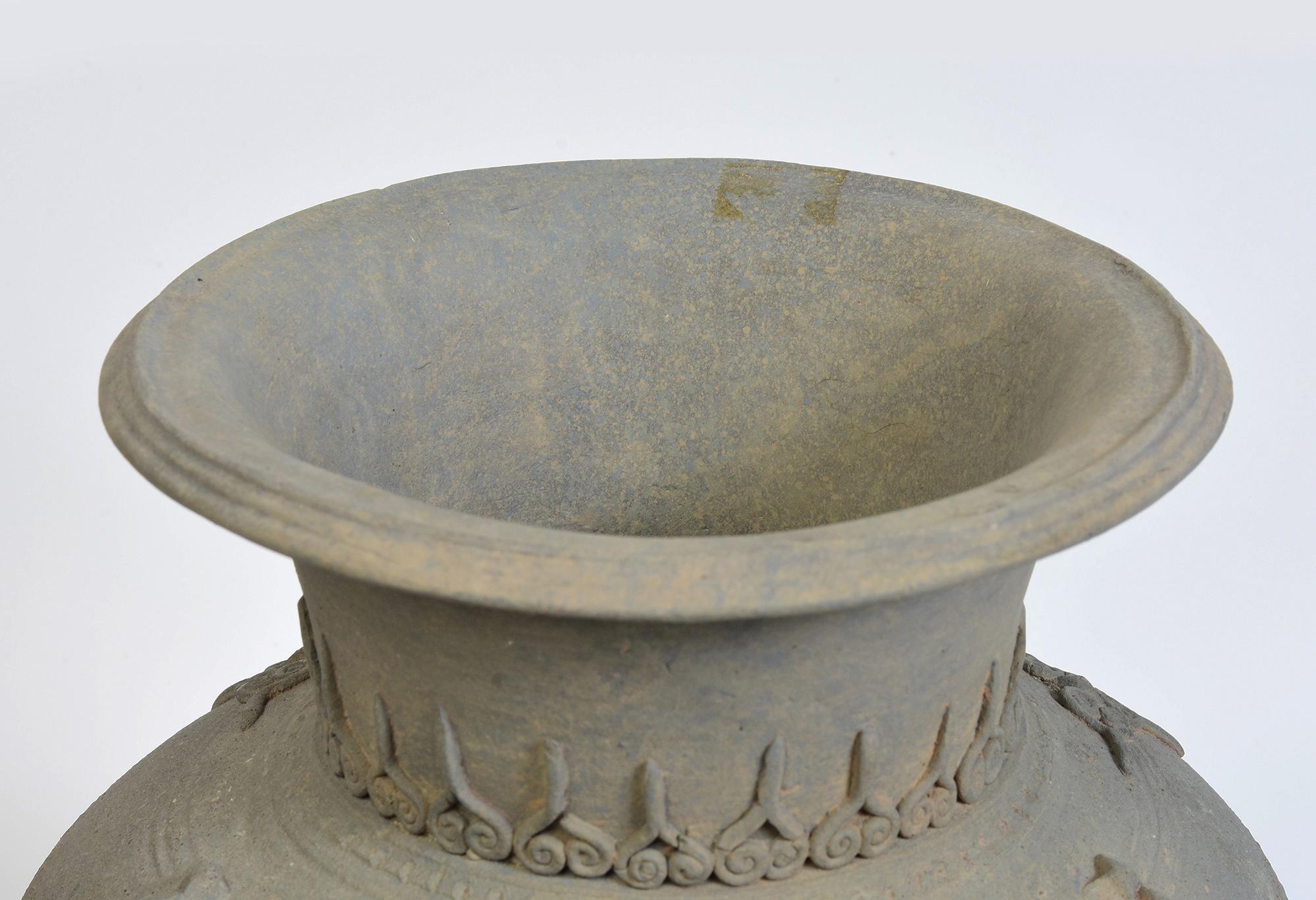 14th-16th Century, Sukhothai, Antique Thailand Sukhothai Stoneware Pottery Jar In Good Condition For Sale In Sampantawong, TH