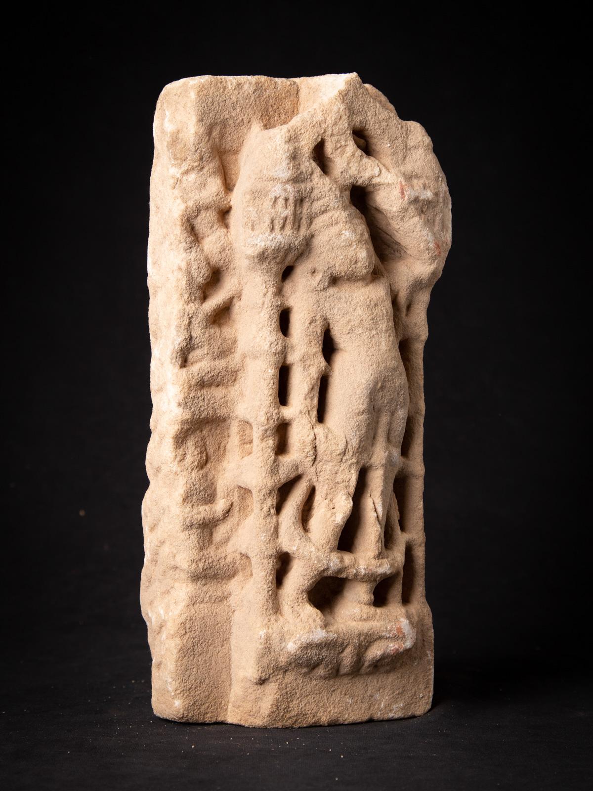 MATERIAL: Marmor
32,5 cm hoch 
14 cm breit und 11 cm tief
Gewicht: 8.5 kg
Mit Ursprung in Indien
14. Jahrhundert
Ursprünglich aus einem Tempel in Rajasthan
Indra als Träger eines Fliegenfächers. Ist ein ständiger Begleiter von Jina Bildern

