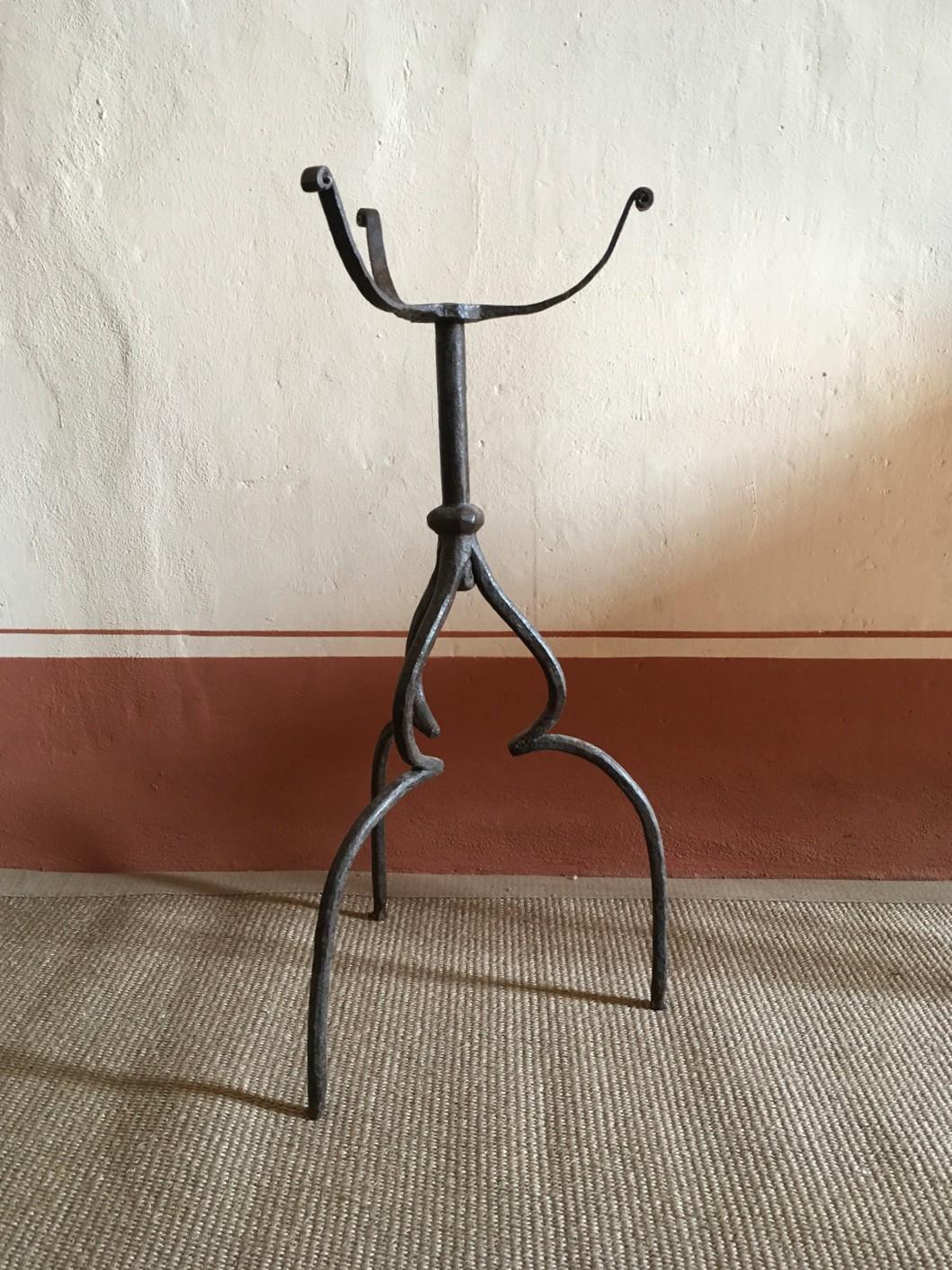 This piece of antique Italian wrought cast iron pedestal is made with an high level of quality in consideration of the age of the realization. From a top view is possible to admire the perfect match of the arms and the feet.
This piece has a great