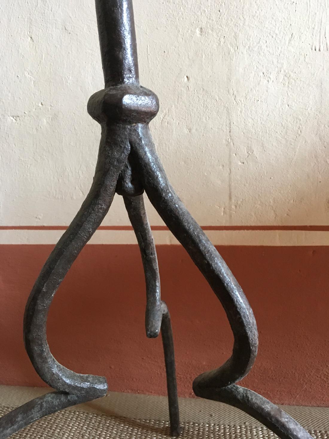 Italien 14. Jahrhundert  Mittelalterliche Schwarz Schmiedeeisen Tripode Pedestal im Zustand „Gut“ im Angebot in Brescia, IT