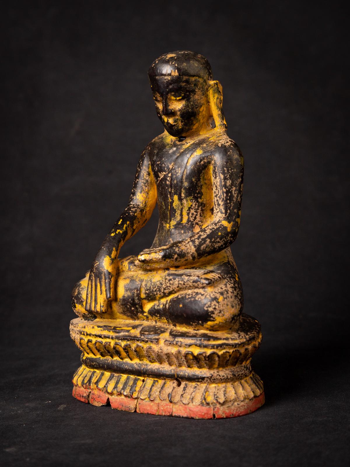 Die sehr frühe antike birmanische Mönchsstatue aus Holz ist ein bemerkenswertes und historisch bedeutendes Artefakt aus Birma. Diese aus Holz gefertigte Statue ist 19,2 cm hoch und misst 11,6 cm in der Breite und 8,2 cm in der Tiefe. Diese hölzerne
