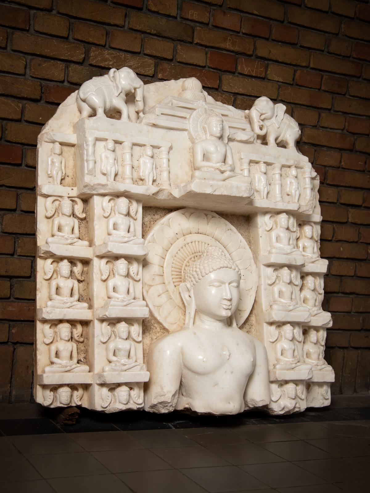 Fragment d'autel jaïn en marbre du XIVe siècle - Tirthankara Chandraprabha en vente 6