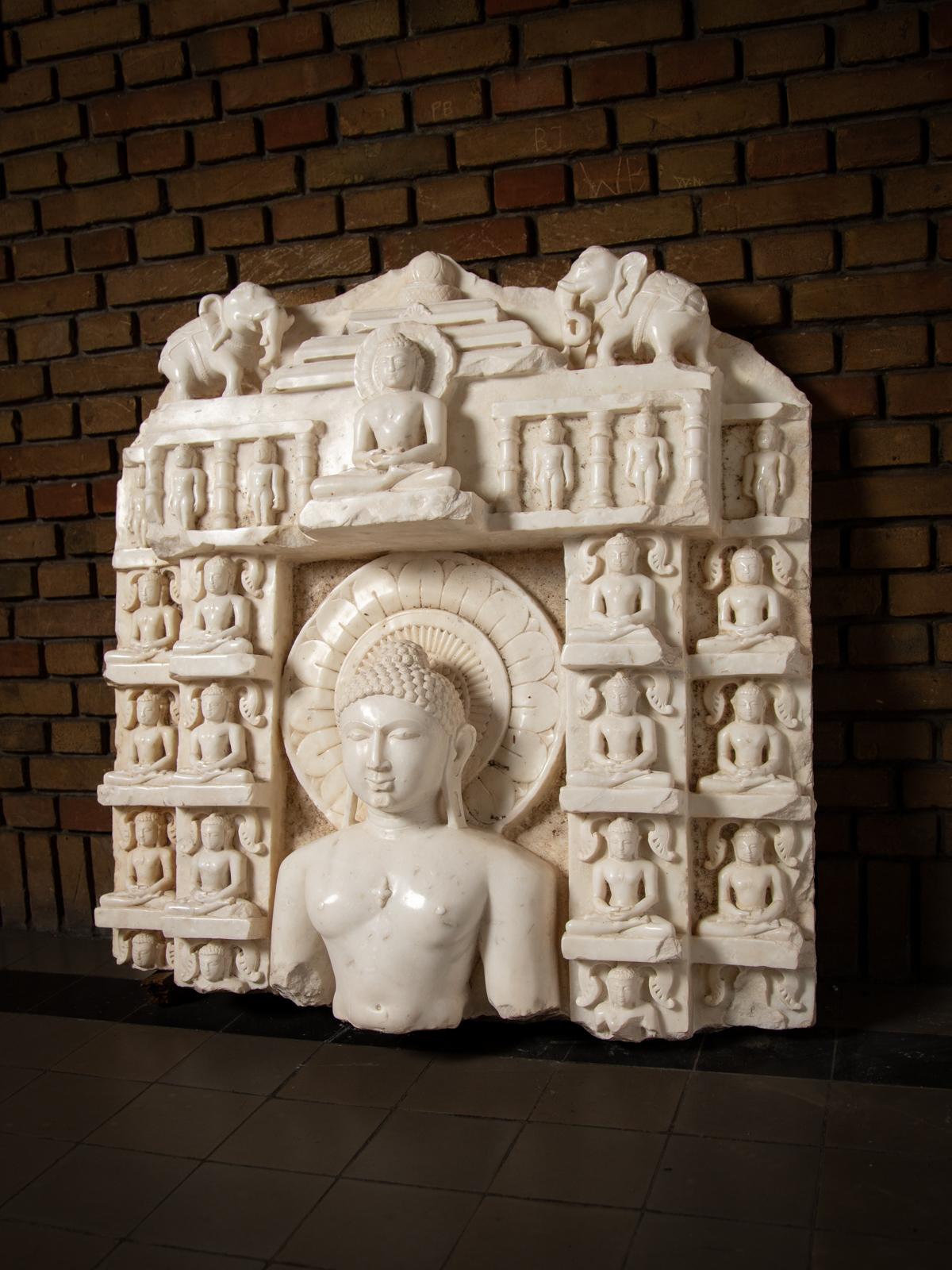 Fragment d'autel jaïn en marbre du XIVe siècle - Tirthankara Chandraprabha en vente 7