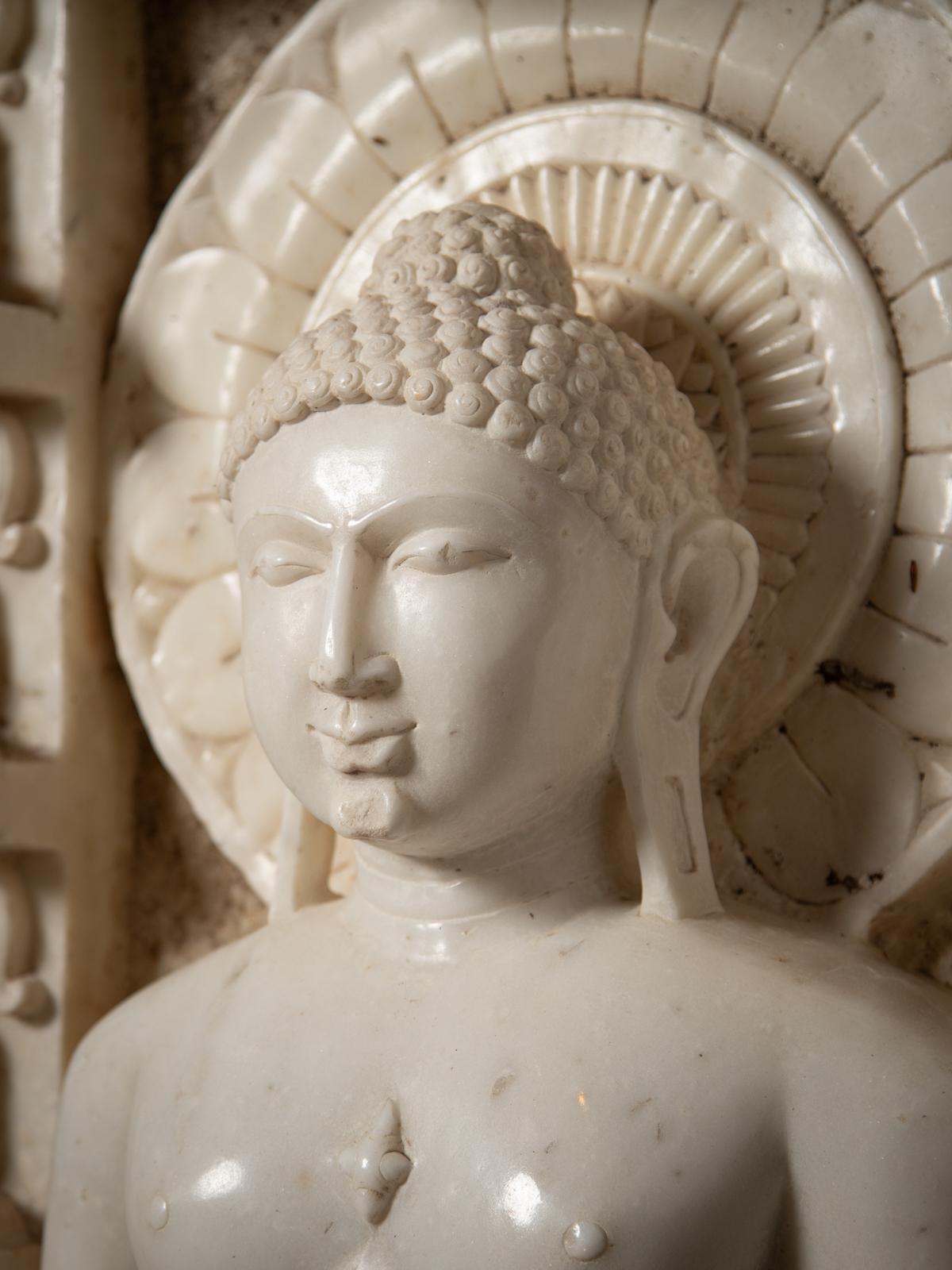 Fragment d'autel jaïn en marbre du XIVe siècle - Tirthankara Chandraprabha en vente 8