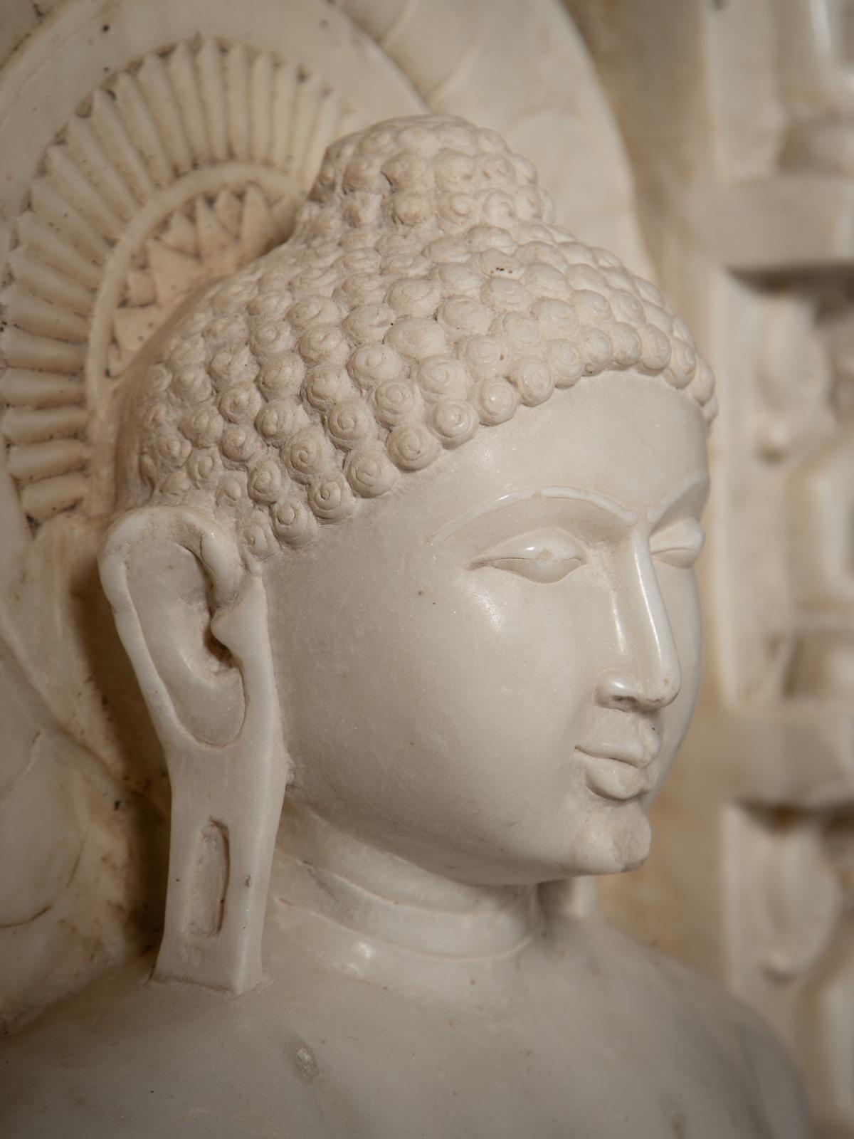 Fragment d'autel jaïn en marbre du XIVe siècle - Tirthankara Chandraprabha en vente 9