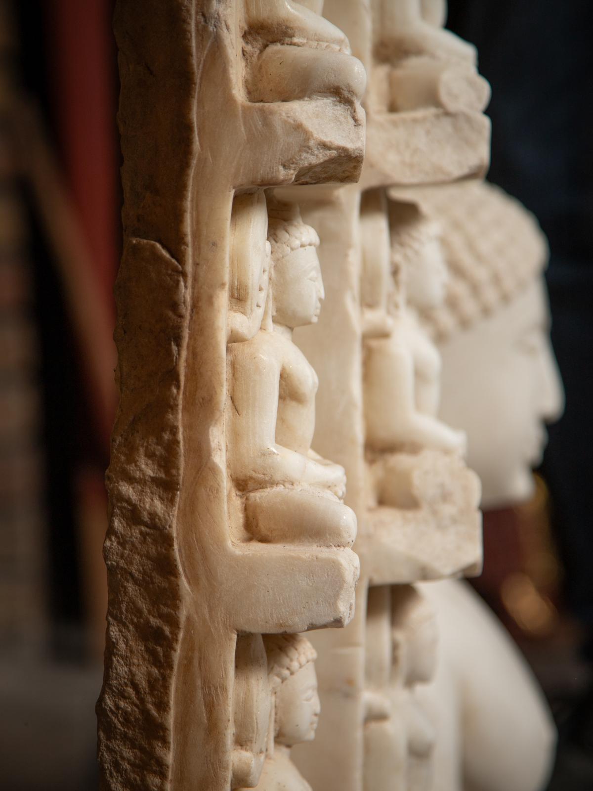 Fragment d'autel jaïn en marbre du XIVe siècle - Tirthankara Chandraprabha en vente 10