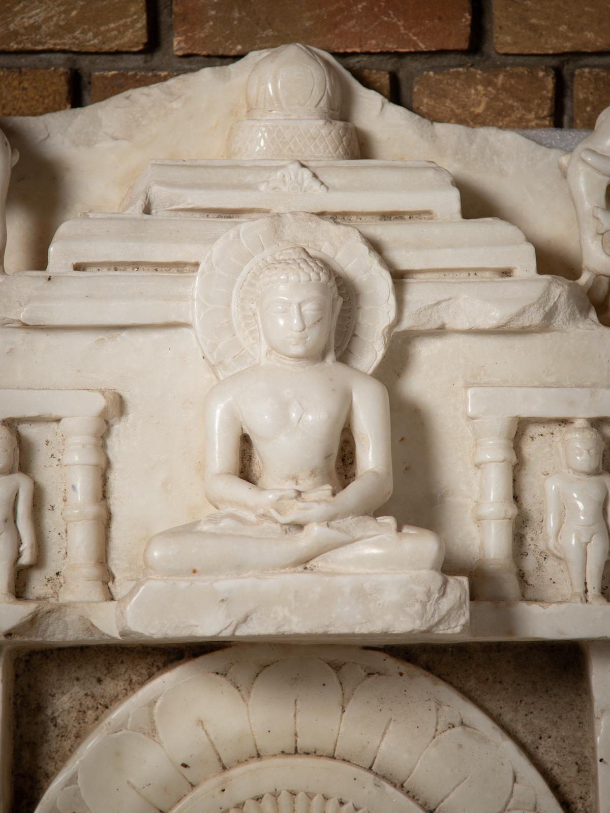 XVIIIe siècle et antérieur Fragment d'autel jaïn en marbre du XIVe siècle - Tirthankara Chandraprabha en vente