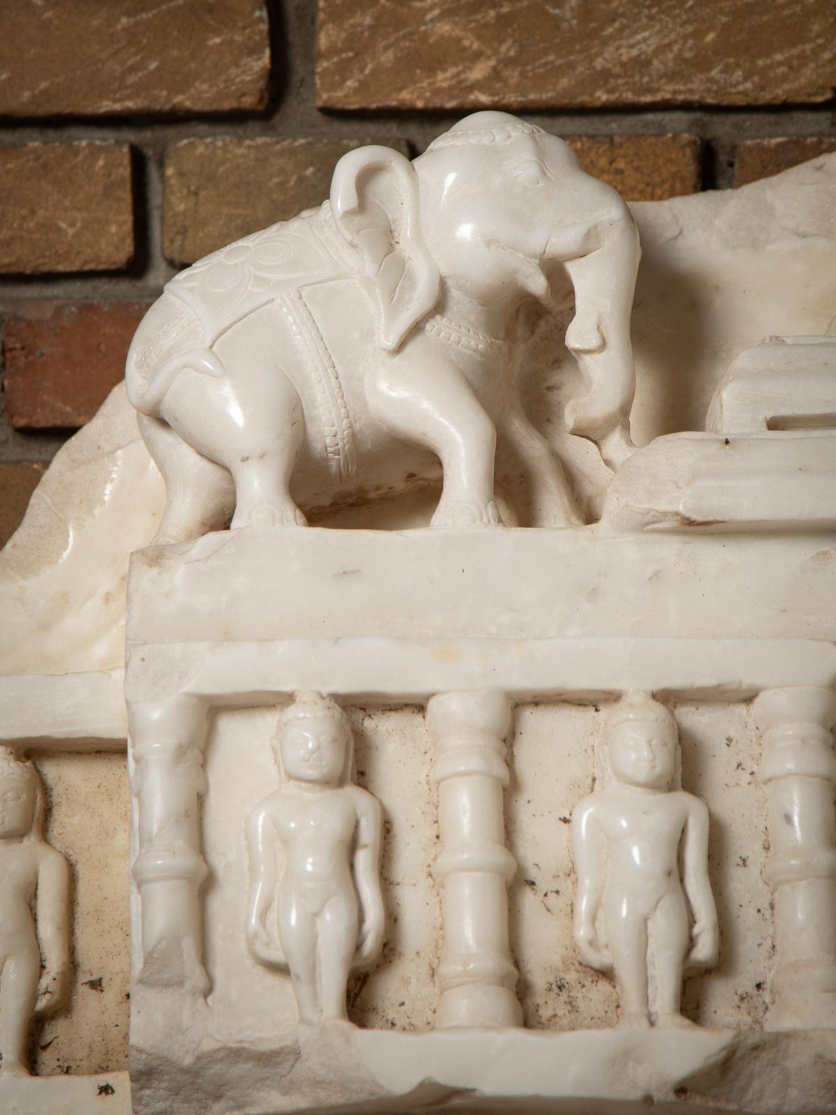 Marbre Fragment d'autel jaïn en marbre du XIVe siècle - Tirthankara Chandraprabha en vente