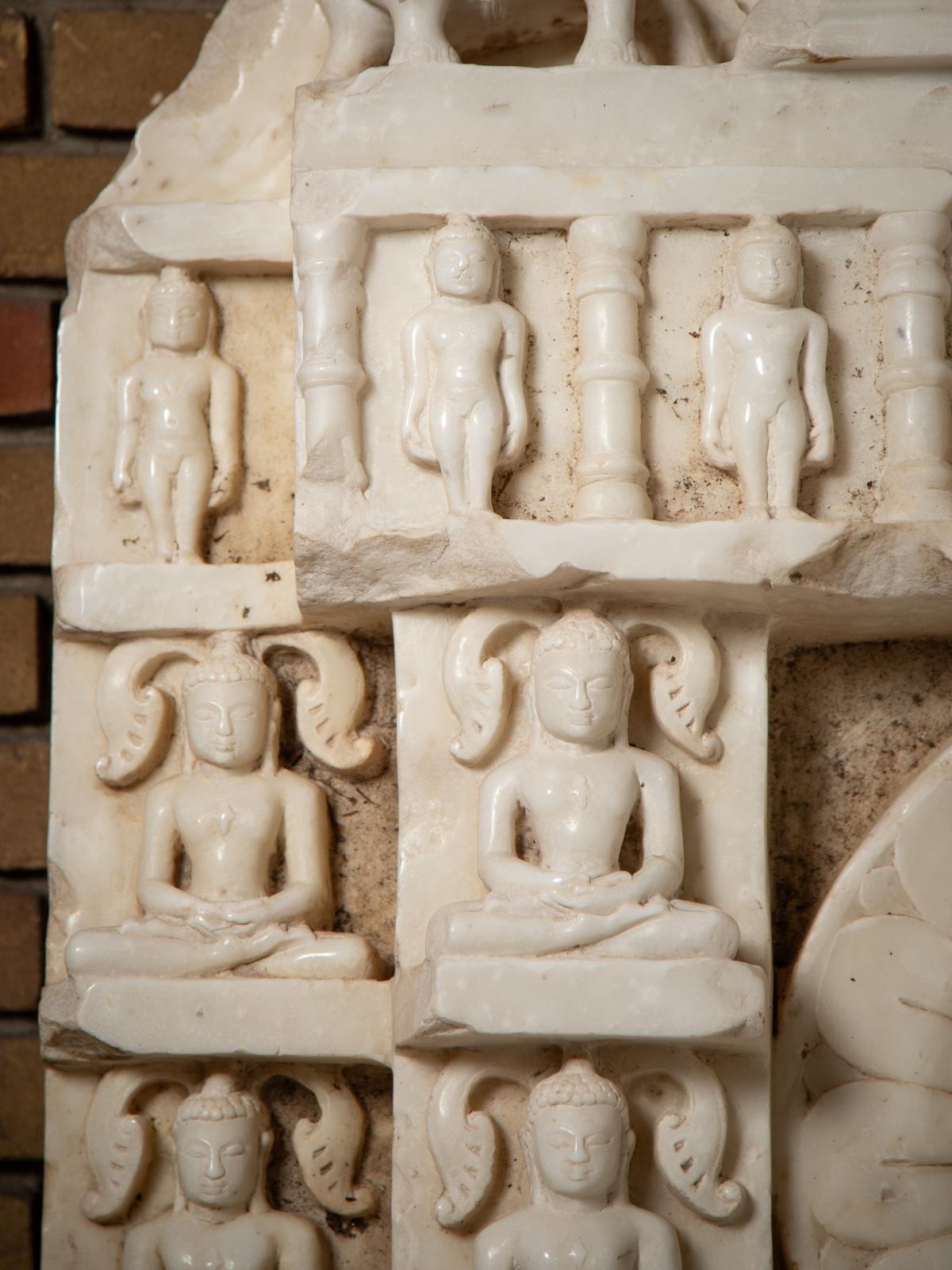 Fragment d'autel jaïn en marbre du XIVe siècle - Tirthankara Chandraprabha en vente 1