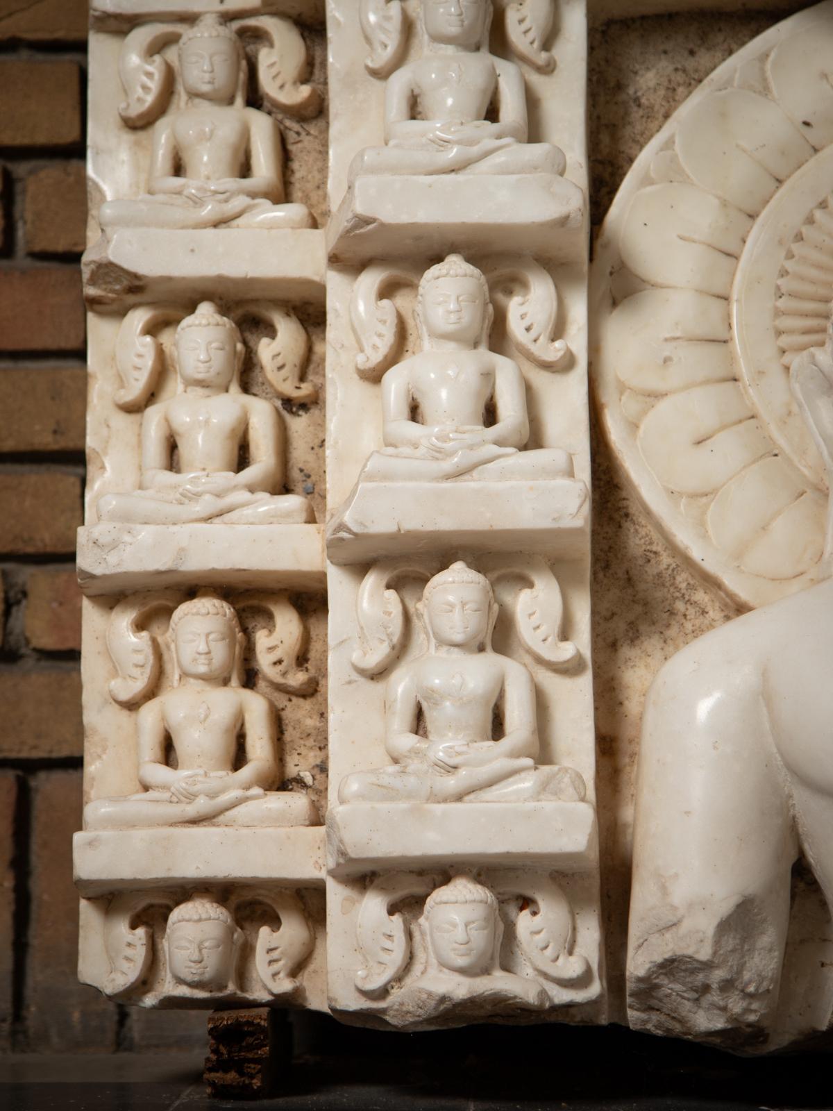 Fragment d'autel jaïn en marbre du XIVe siècle - Tirthankara Chandraprabha en vente 3