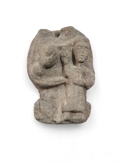 Sculpture romane en pierre du XIVe siècle représentant la Vierge et l'Enfant