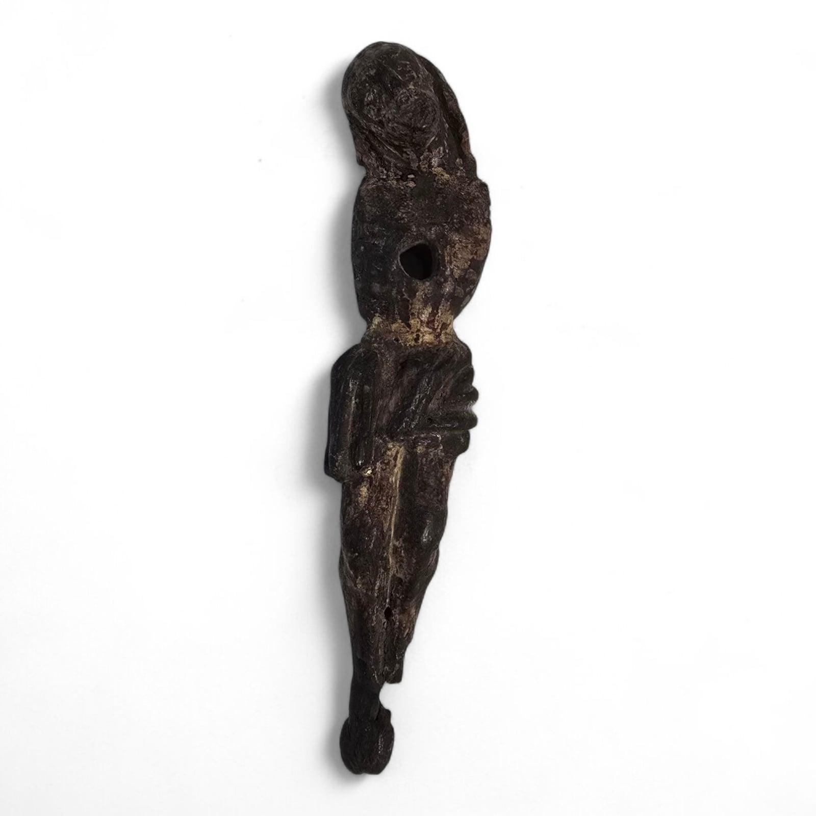 Figure du Christ romain du 14e siècle
MATERIAL : Bois polychrome à patine profonde et vieillie.
Dimensions : 17 x 4 x 2 cm : 17 x 4 x 2 cm

Une poignante et rare figure de Christ romain du XIVe siècle, délicieusement sculptée dans du bois
