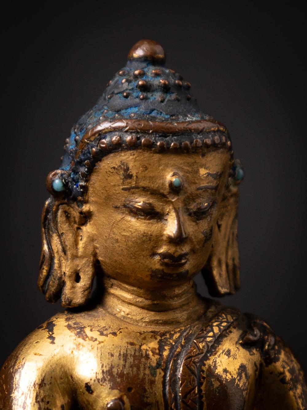 The early antique bronze Thai Buddha statue is a captivating and historically significant artifact originating from Tibet. Crafted from bronze, this statue stands at 13.1 cm in height and measures 9.9 cm in width and 6.5 cm in depth. 

Dating back