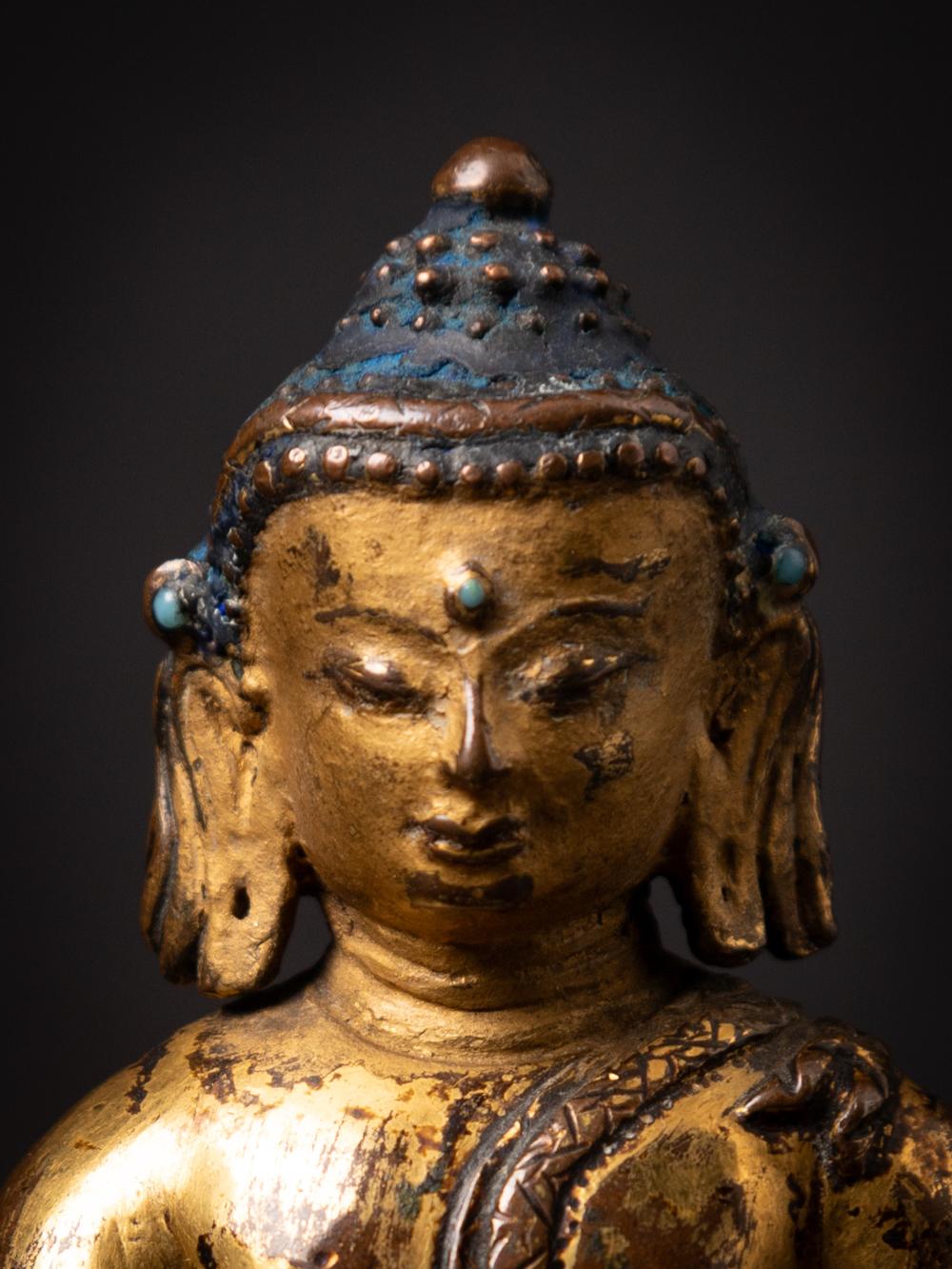 14th century Tibetan gilt and lacquered Śākyamuni Buddha in Bhumisparsha Mudra In Good Condition For Sale In DEVENTER, NL