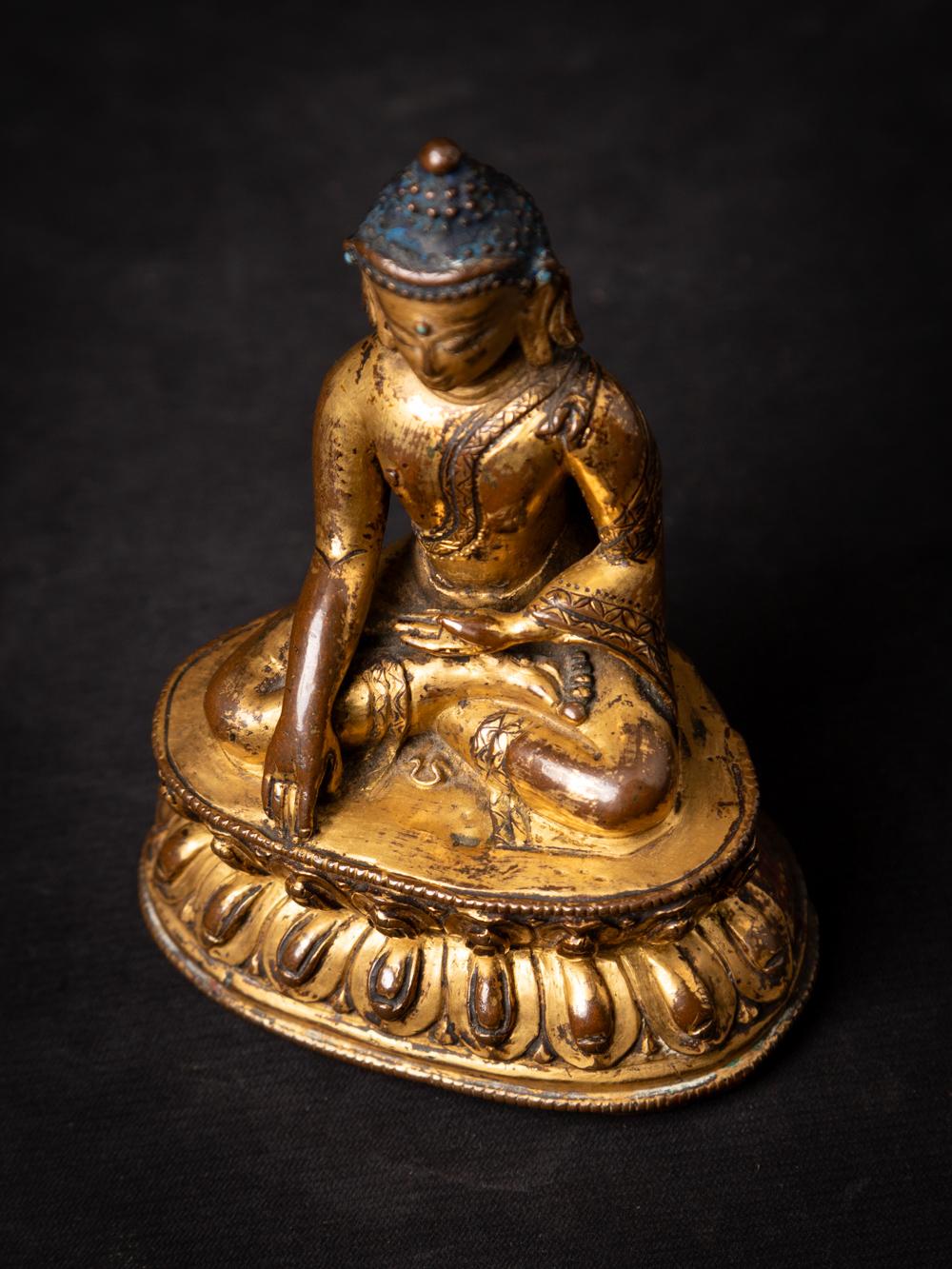 14th century Tibetan gilt and lacquered Śākyamuni Buddha in Bhumisparsha Mudra For Sale 1
