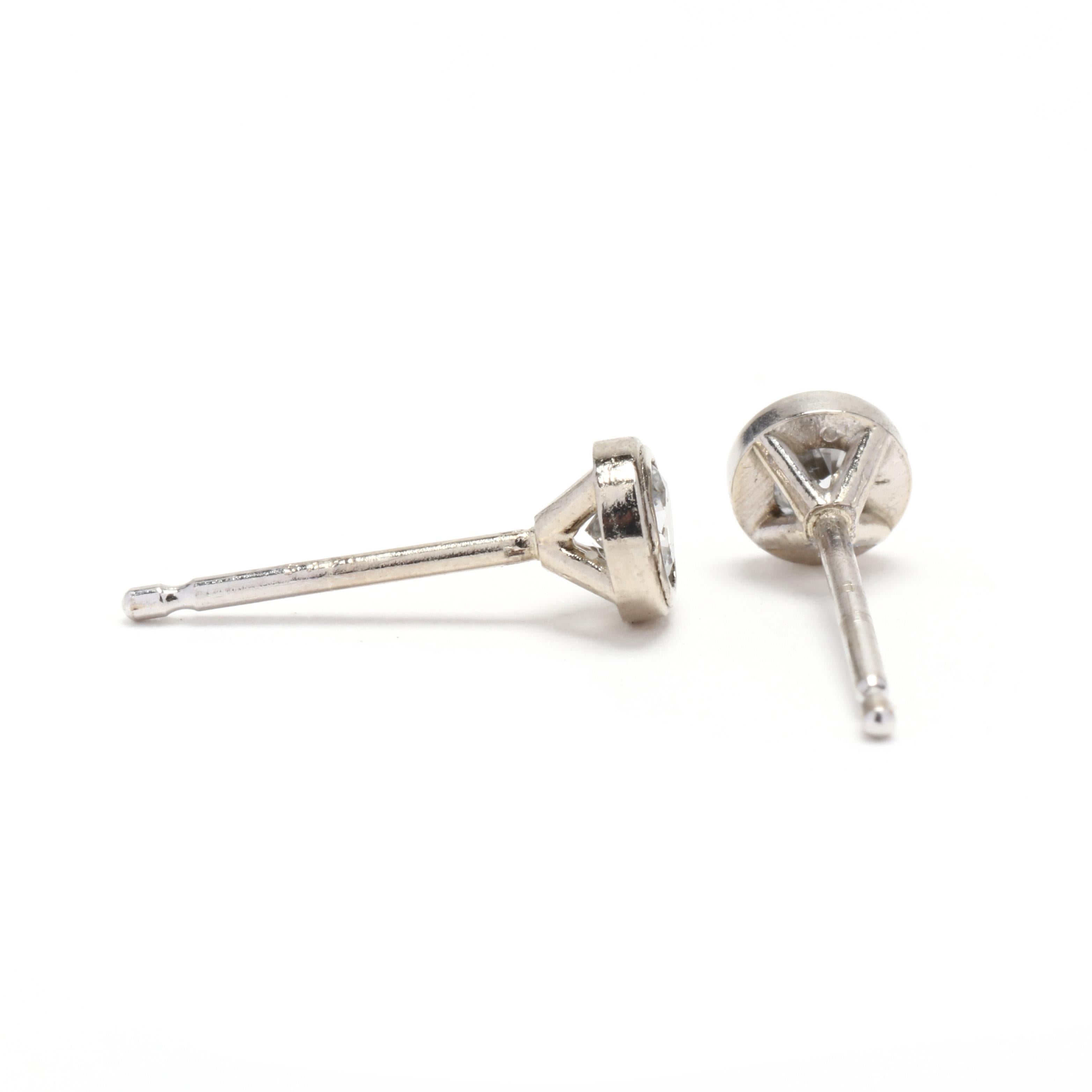 Un paio di borchie con diamante in oro bianco a 14 carati. Questi orecchini sono caratterizzati da diamanti rotondi a taglio pieno del peso totale di circa 0,25 carati incastonati in un castone con chiusura a farfalla.

Pietre:

- diamanti, 2