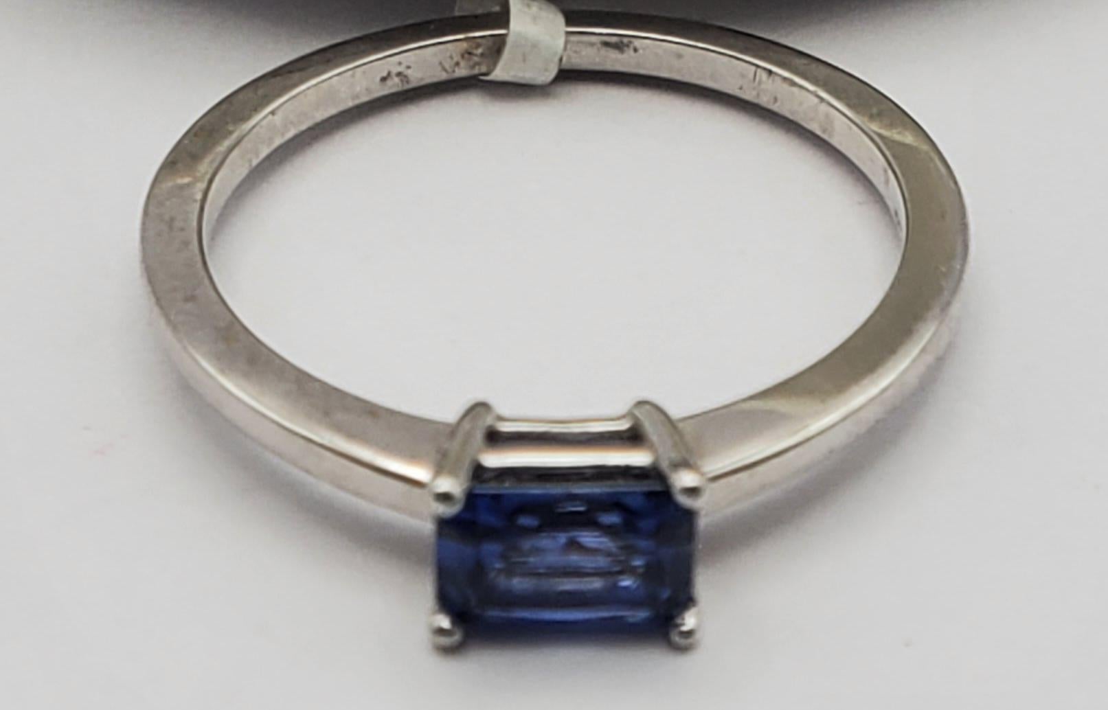 14W Natural Blue Sapphire East/West Solitaire Ring In Good Condition In Pittsburgh, PA