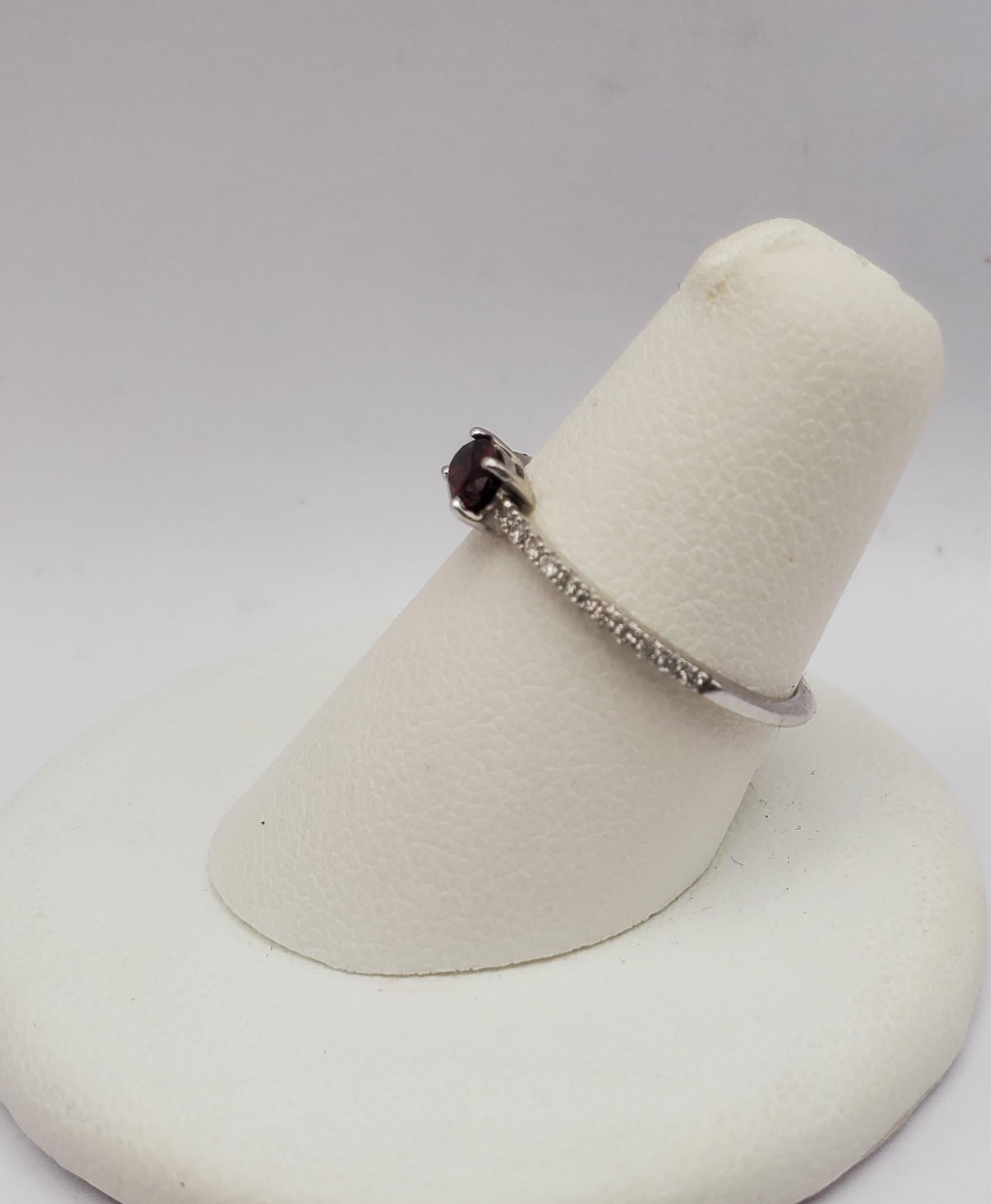 Anillo Apilable de 14W de Granate de Mozambique Ovalado y Diamante Natural de Piedra de Nacimiento en Bueno estado para la venta en Pittsburgh, PA