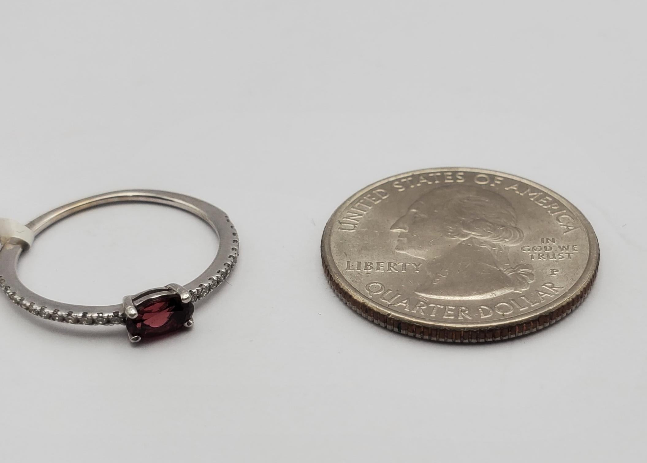 Femenino o masculino Anillo Apilable de 14W de Granate de Mozambique Ovalado y Diamante Natural de Piedra de Nacimiento en venta