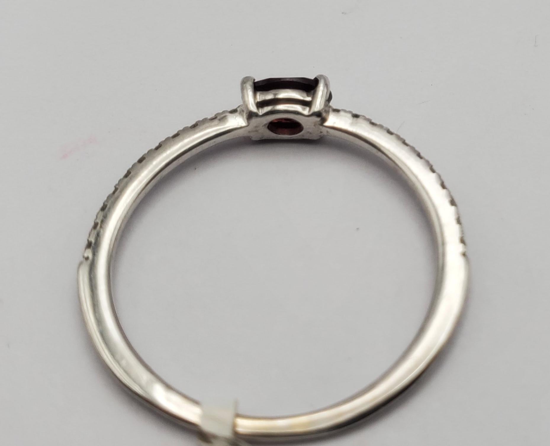 Anillo Apilable de 14W de Granate de Mozambique Ovalado y Diamante Natural de Piedra de Nacimiento en venta 1
