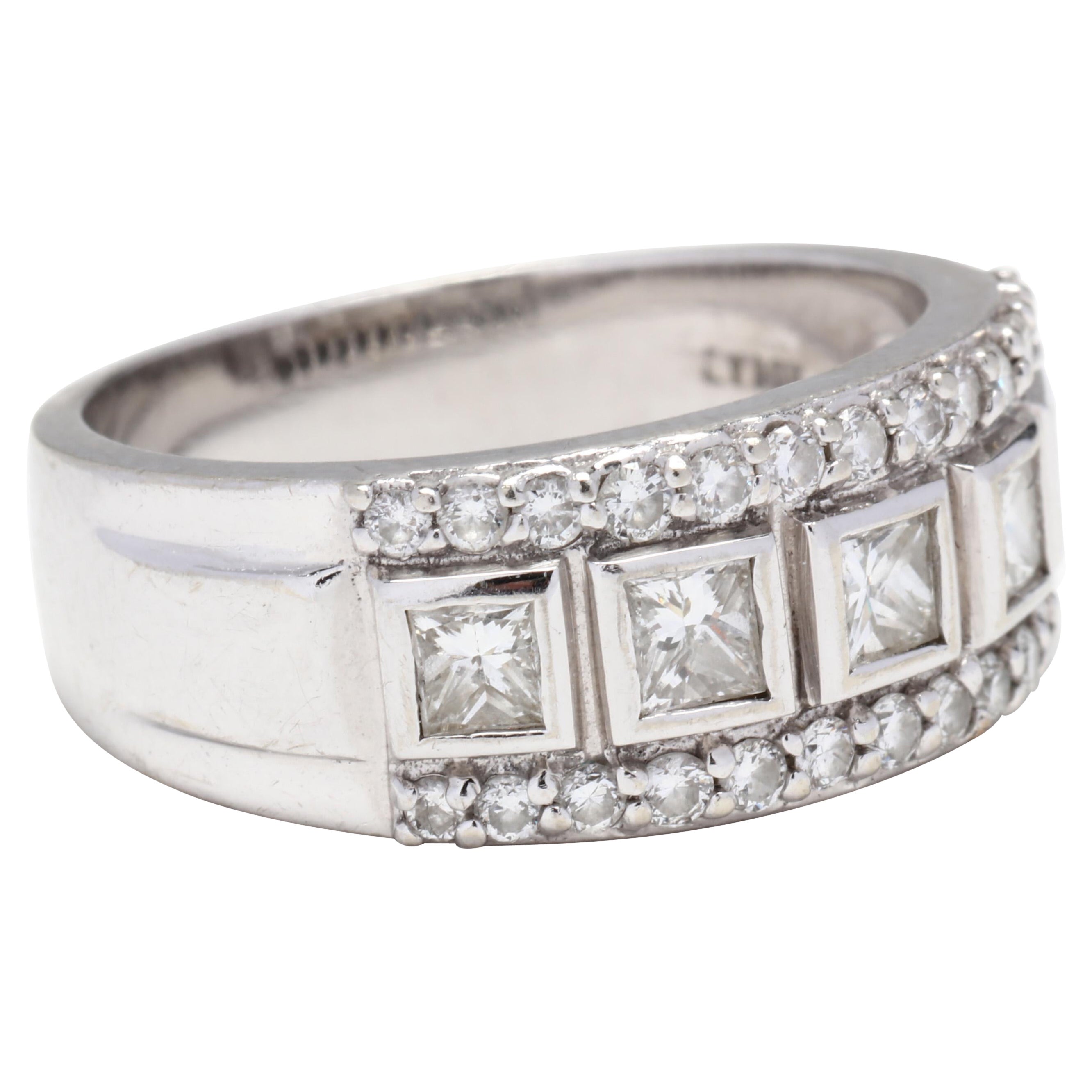 Ein Ring aus 14 Karat Weißgold mit Diamanten im Prinzessinnen- und Rundschliff. Dieser Ring hat fünf eingefasste Diamanten im Prinzessinnenschliff mit einem Gesamtgewicht von ca. 0,90 Karat und eine Reihe runder Diamanten im Vollschliff auf beiden
