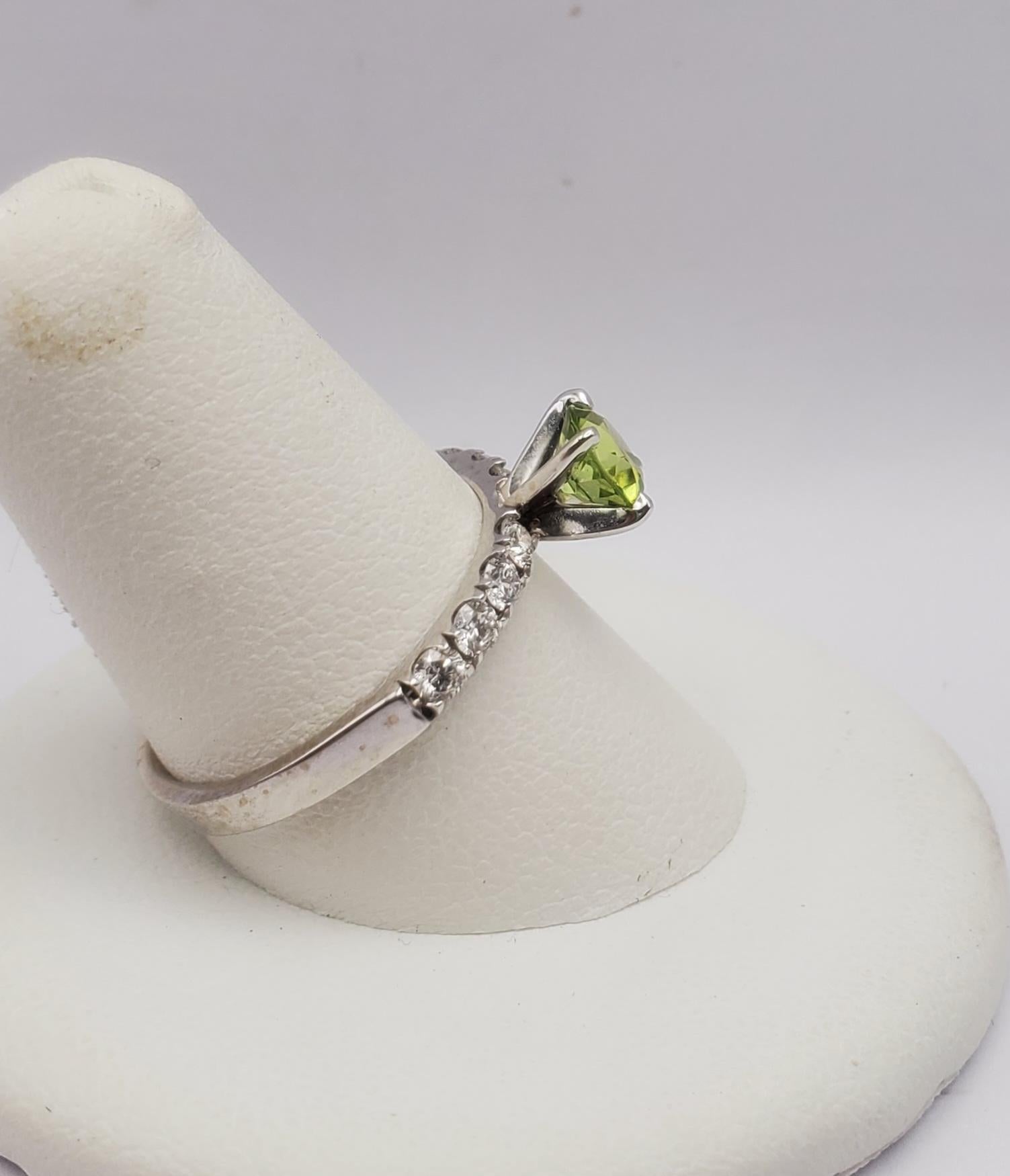 14W Anillo Vibrante Peridoto y Diamante Piedra de Nacimiento de Agosto Corte redondo