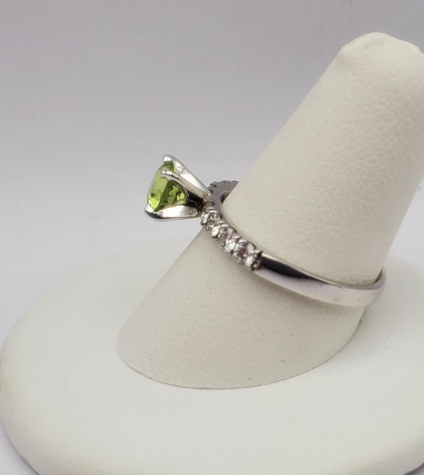 14W Anillo Vibrante Peridoto y Diamante Piedra de Nacimiento de Agosto en Bueno Estado en Pittsburgh, PA