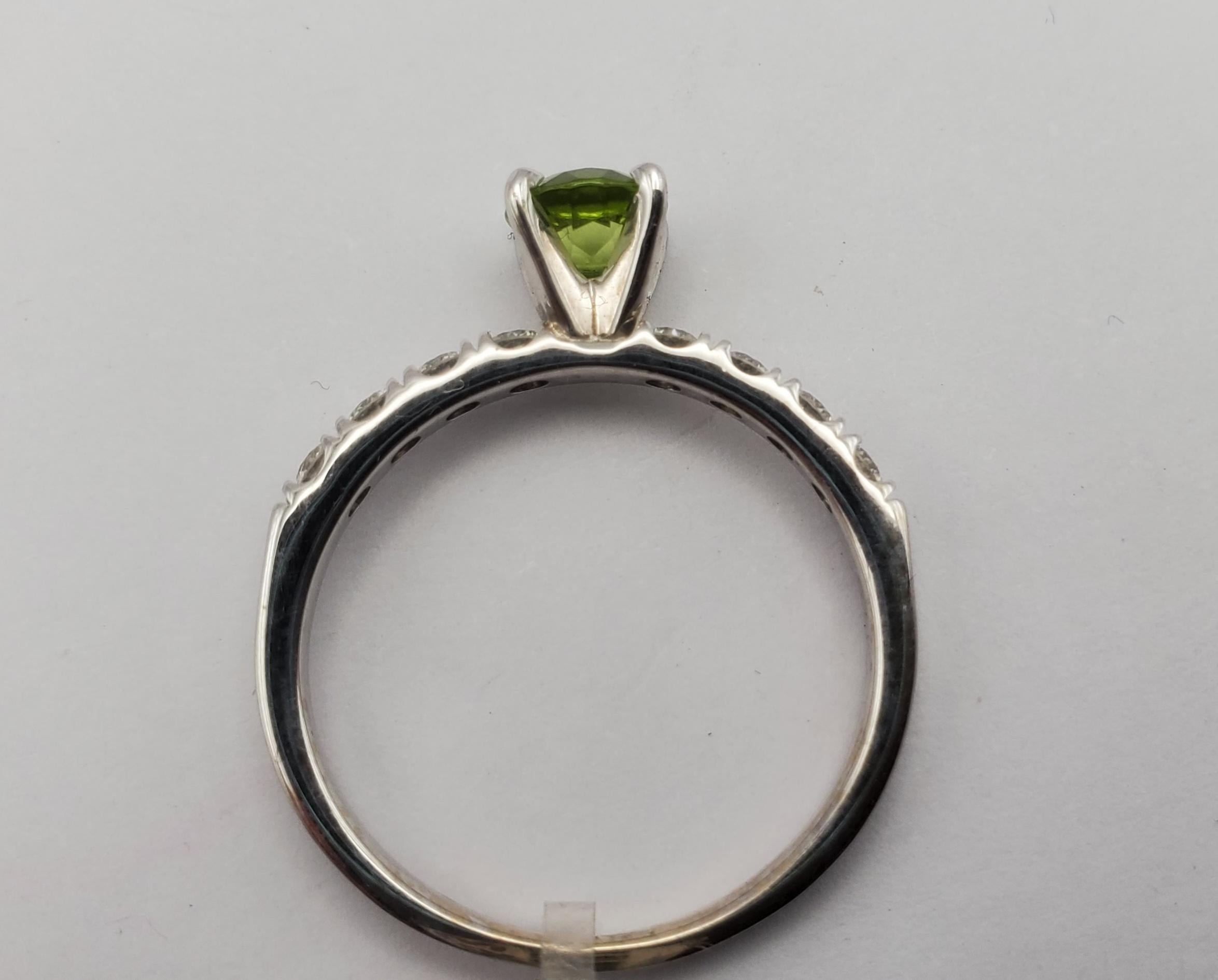 Femenino o masculino 14W Anillo Vibrante Peridoto y Diamante Piedra de Nacimiento de Agosto