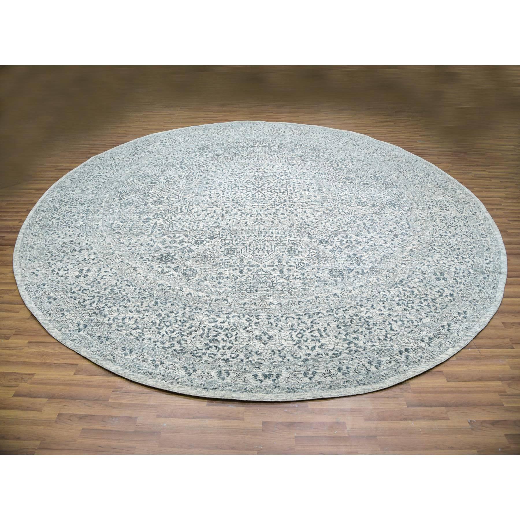 Cotton Ball White, Mamluke Design, Tone on Tone, Undyed 100% Wool, Hand Knotted, Round Oriental Rug
Matières premières : Laine
Latex : Pas de poils 
hauteur : 0,25 pouces
Style : Transitionnel
Couleur primaire : Ivoire
Couleurs secondaires : Ivoire,