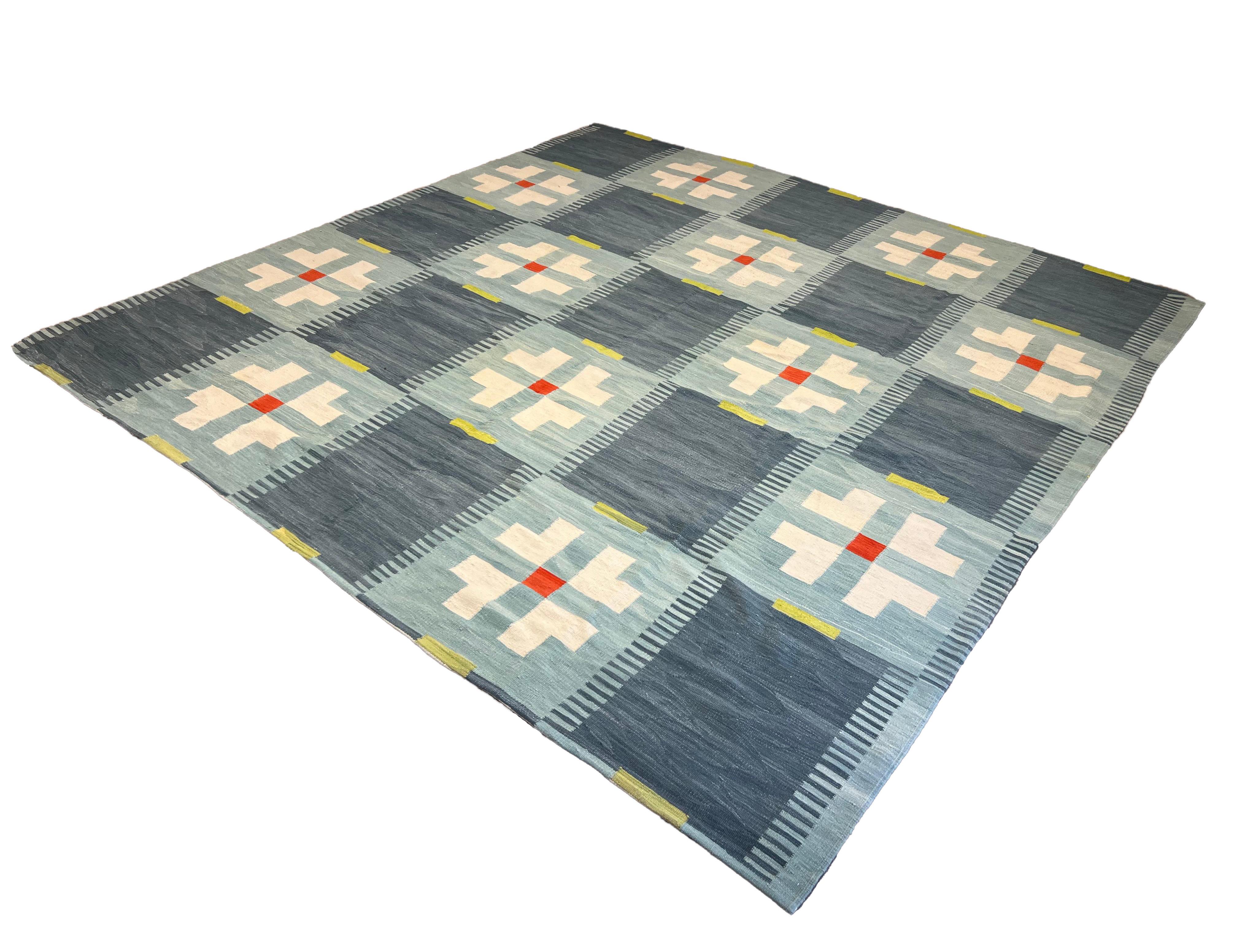 Elegia la semplicità e l'eleganza del design scandinavo con questo tappeto kilim turco a trama piatta, realizzato al 100% in lana. Questo pezzo unico fonde magnificamente il minimalismo nordico con l'artigianato tradizionale turco, mostrando motivi