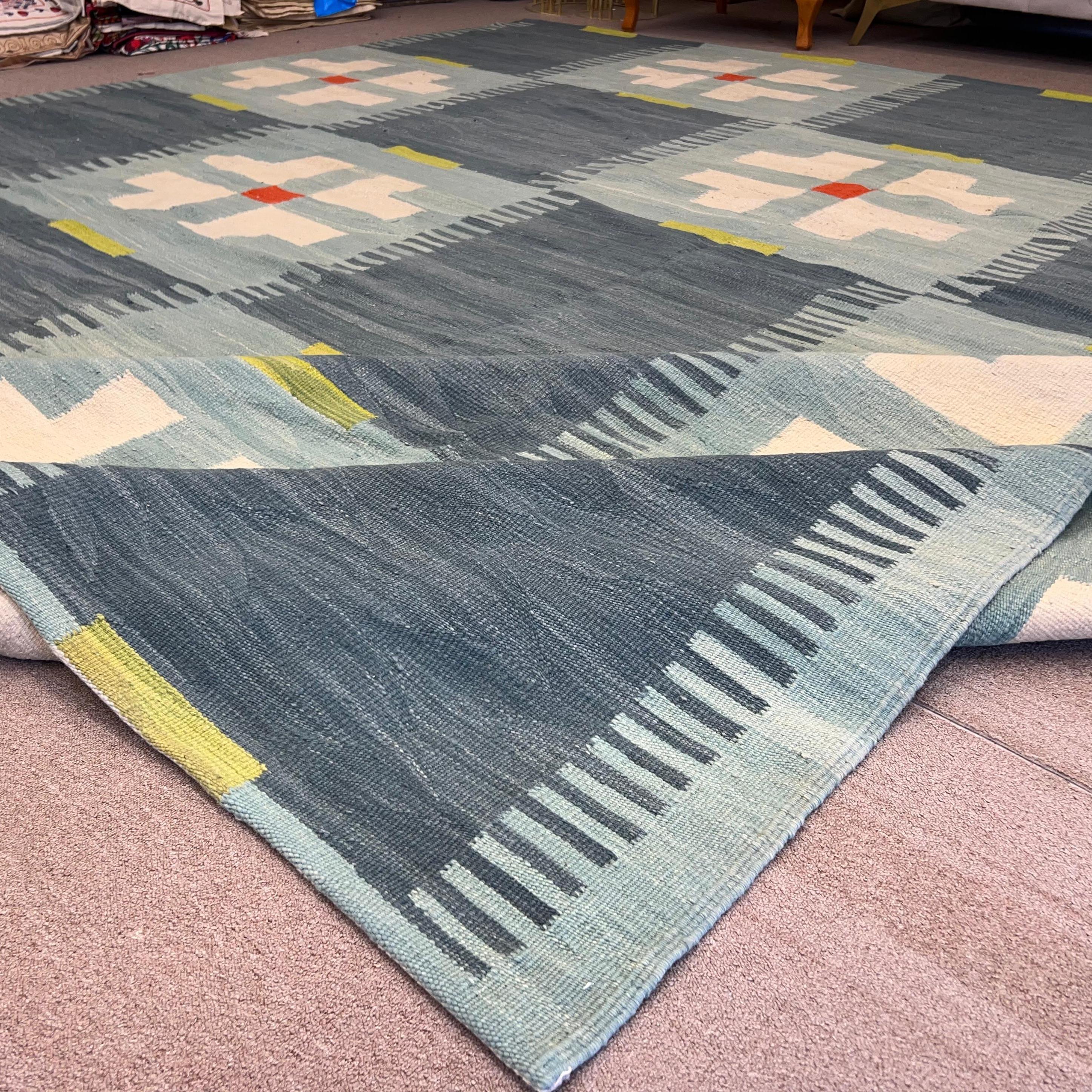 Scandinavo moderno Tappeto FlatWeave 14x14 Ft intrecciato a mano dal design scandinavo. Dimensioni e colori personalizzati disponibili in vendita