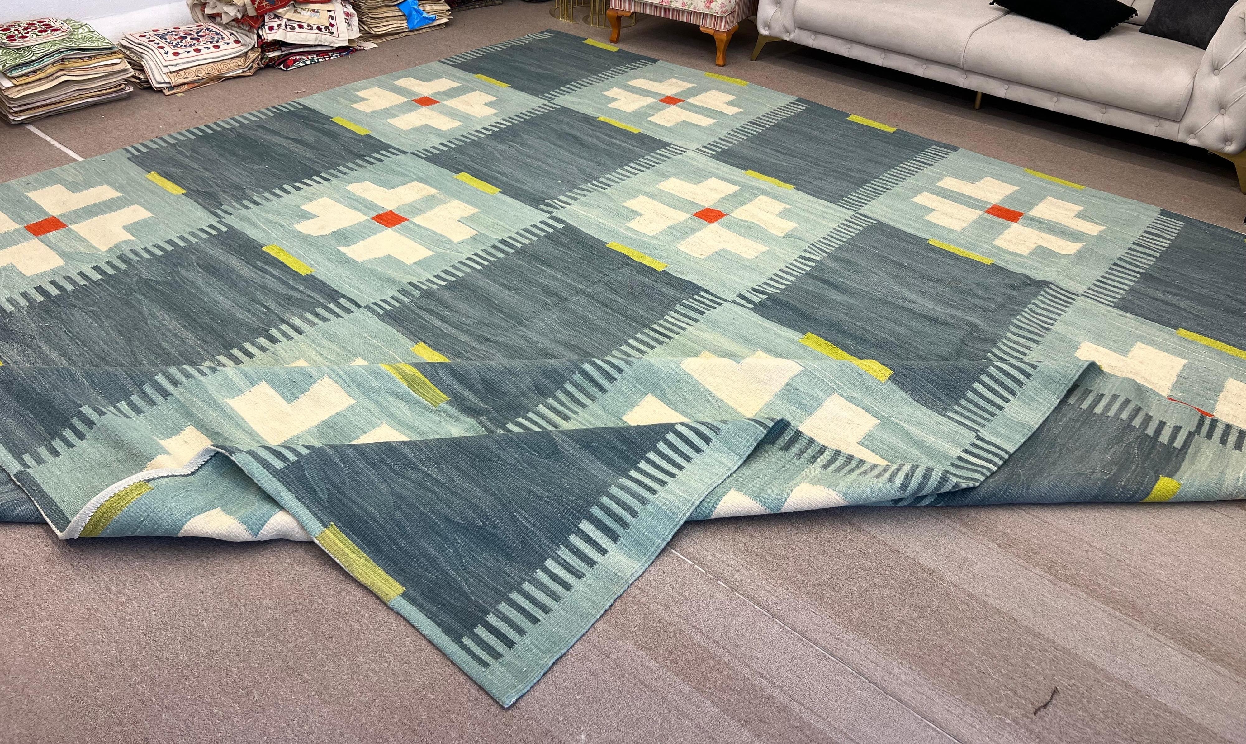 Tessuto a mano Tappeto FlatWeave 14x14 Ft intrecciato a mano dal design scandinavo. Dimensioni e colori personalizzati disponibili in vendita