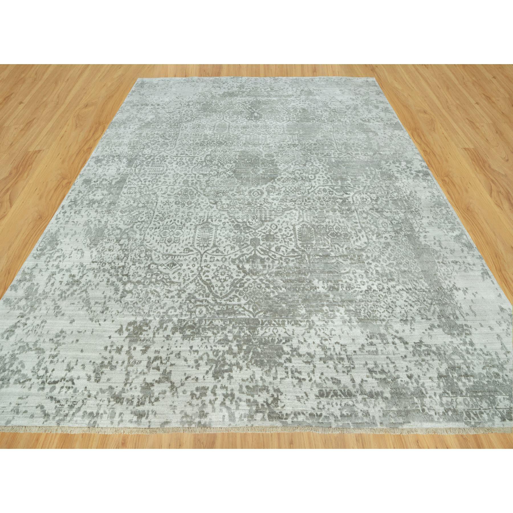 Gris Cloudburst, anudada a mano, diseño persa de lana y seda rotas, suave al tacto, tejido más denso, alfombra oriental cuadrada
Materiales primarios: Lana y seda
Látex: Sin pelo 
altura: 0,25 Pulgadas
Estilo: Transicional
Color principal: