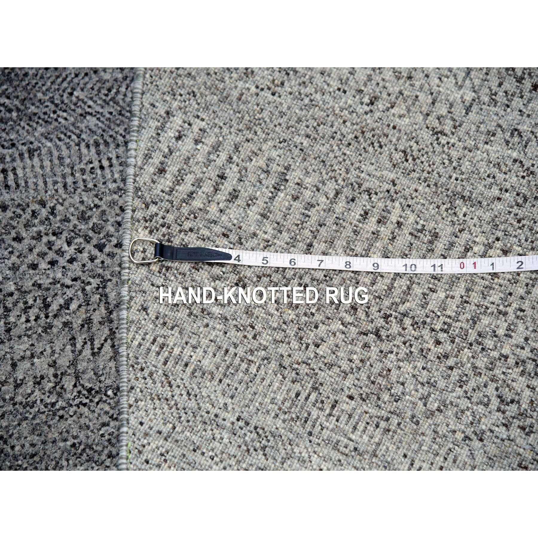 14'x14' Grauer handgeknüpfter, schlichter, moderner, grauer, runder Teppich in Grasdesign aus Wolle in Tone auf Tone im Angebot 4