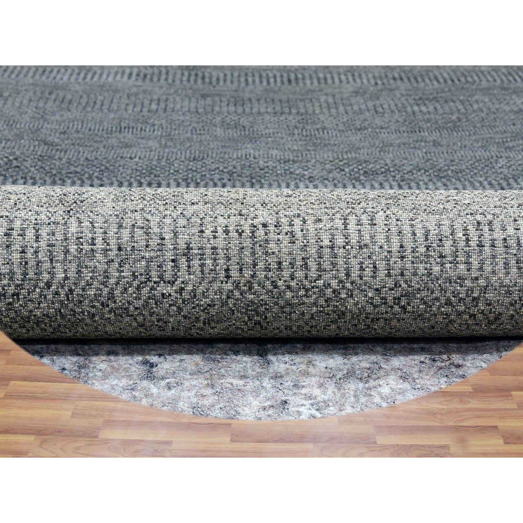 14'x14' Grauer handgeknüpfter, schlichter, moderner, grauer, runder Teppich in Grasdesign aus Wolle in Tone auf Tone (Indisch) im Angebot