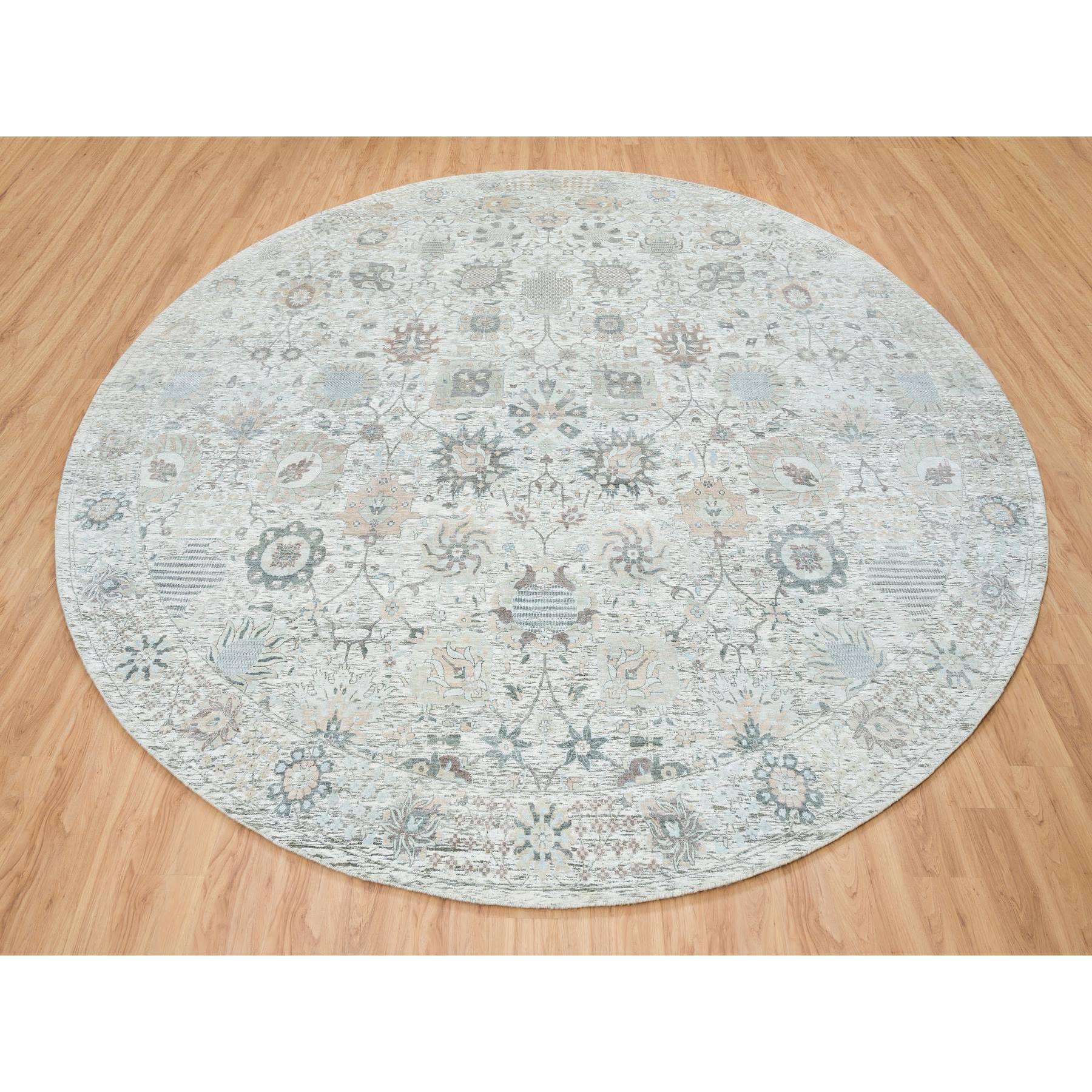 Si tratta di un autentico esemplare unico di Avorio, vaso di Tabriz con disegno di melograno, seta con lana testurizzata annodata a mano, tappeto orientale rotondo. È stato annodato per mesi e mesi con tecniche di tessitura secolari da esperti