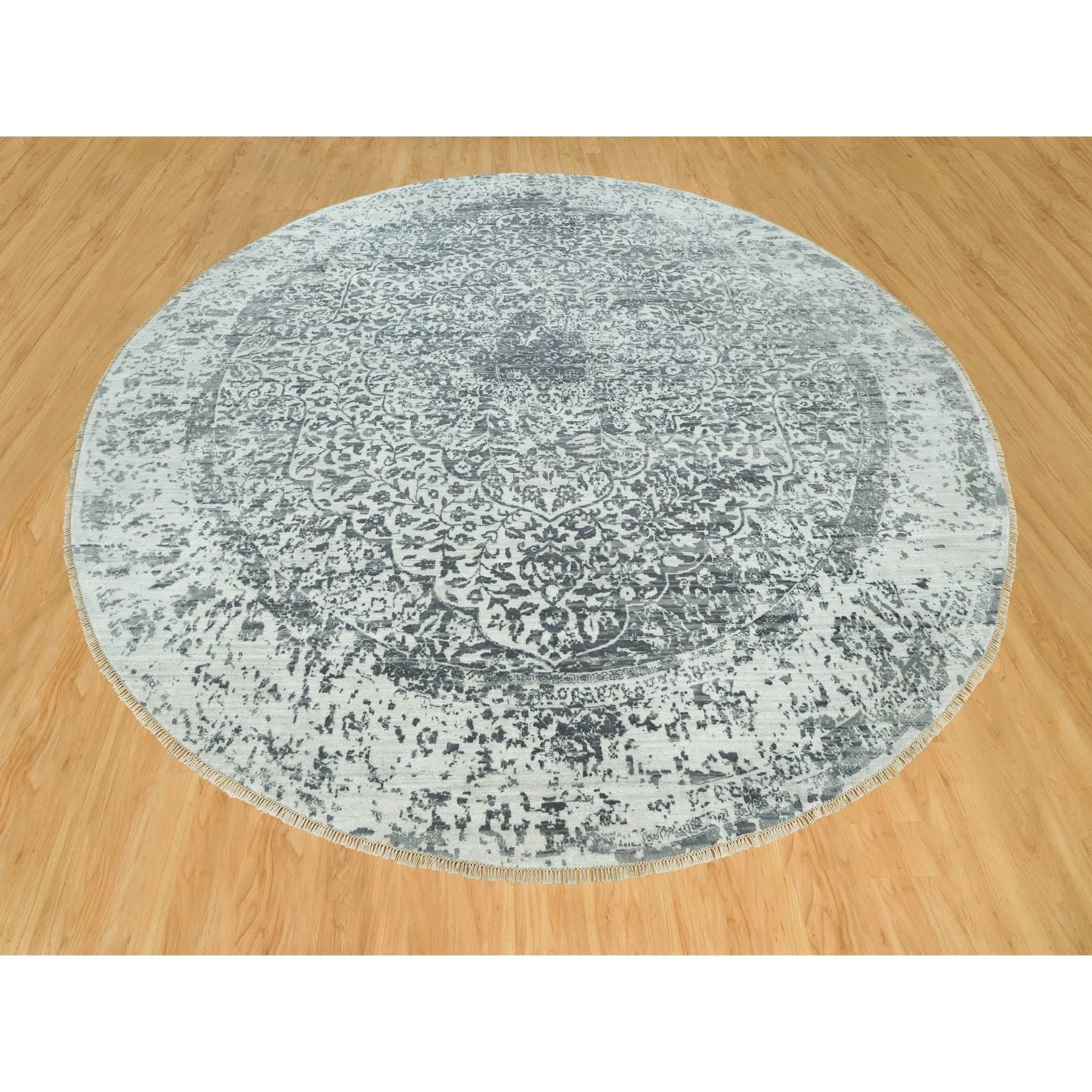 Si tratta di un autentico tappeto orientale unico nel suo genere, annodato a mano, dal design persiano spezzato, in lana e seta. È stato annodato per mesi e mesi con tecniche di tessitura secolari da esperti artigiani.
Materiali primari: Lana e
