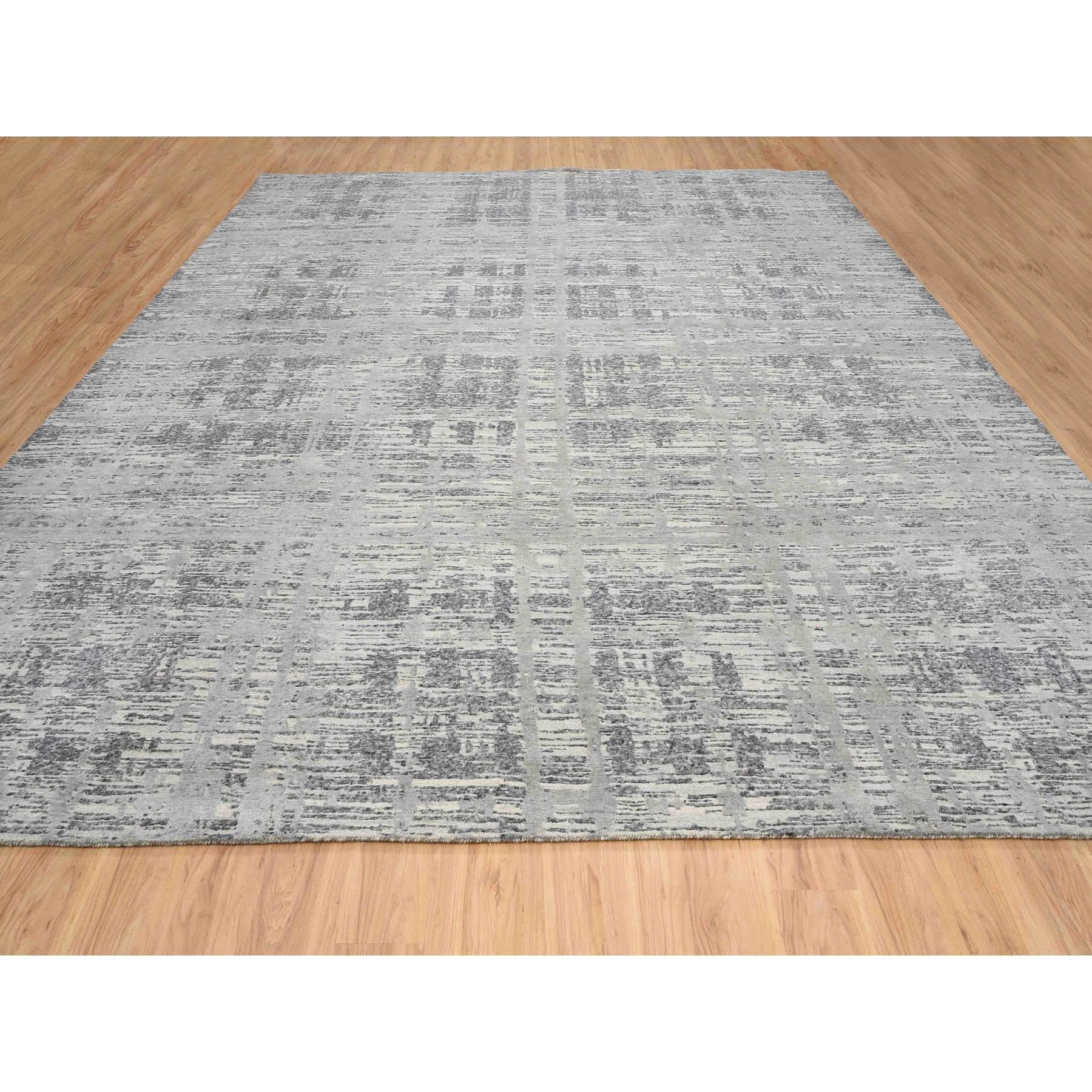 Dies ist eine wirklich echte one-of-a-kind Light Gray, Modern Criss Cross Erased Design, Hand Spun Undyed Natural Wool, Hand geknüpft, Square Oriental Rug. Es wurde monatelang in jahrhundertealten Webtechniken von Experten geknüpft.
Primäre