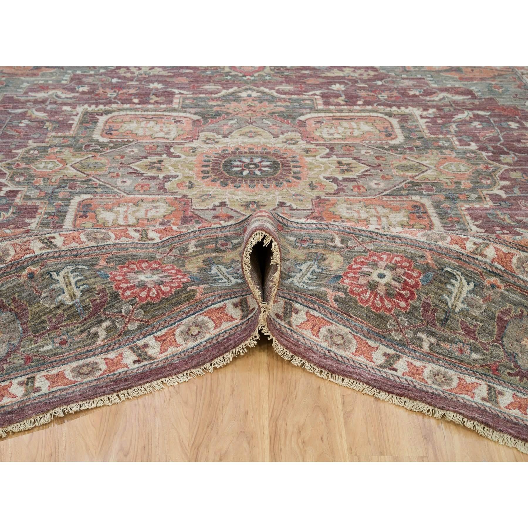 Annodato a mano 14'x14' Rosso mogano Heriz Revival annodato a mano a pelo morbido Tappeto Orientale Quadrato in vendita