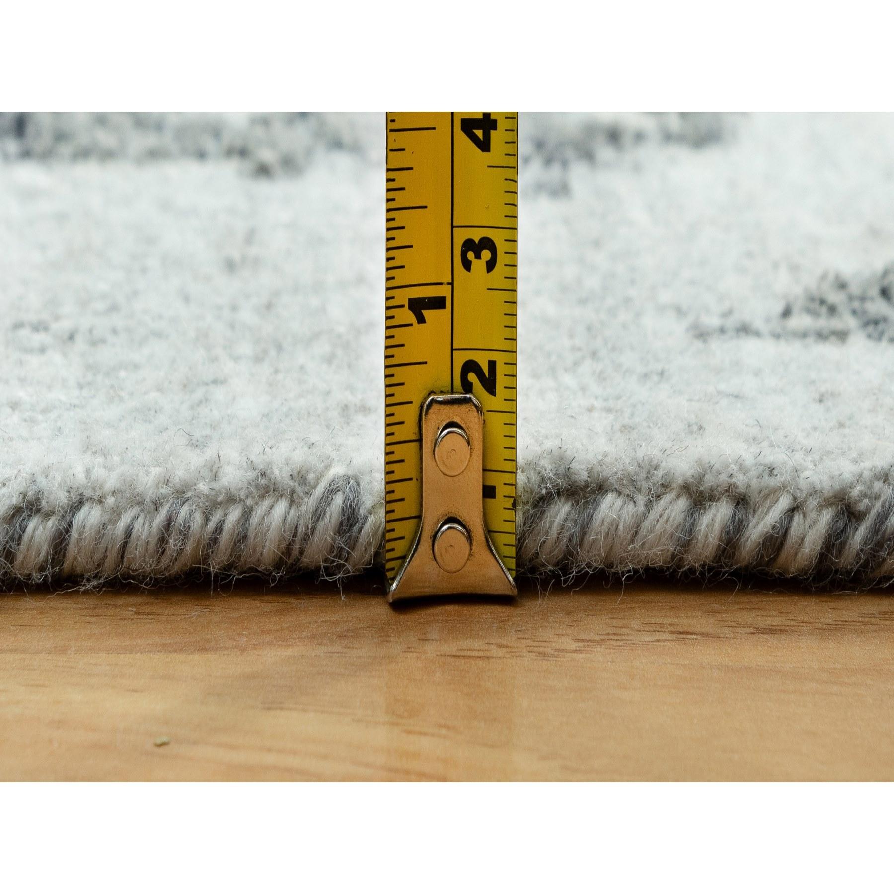 14'x14' Tapis carré en laine et soie à motifs zoroastriens, gris sel de mer, noué à la main en vente 2