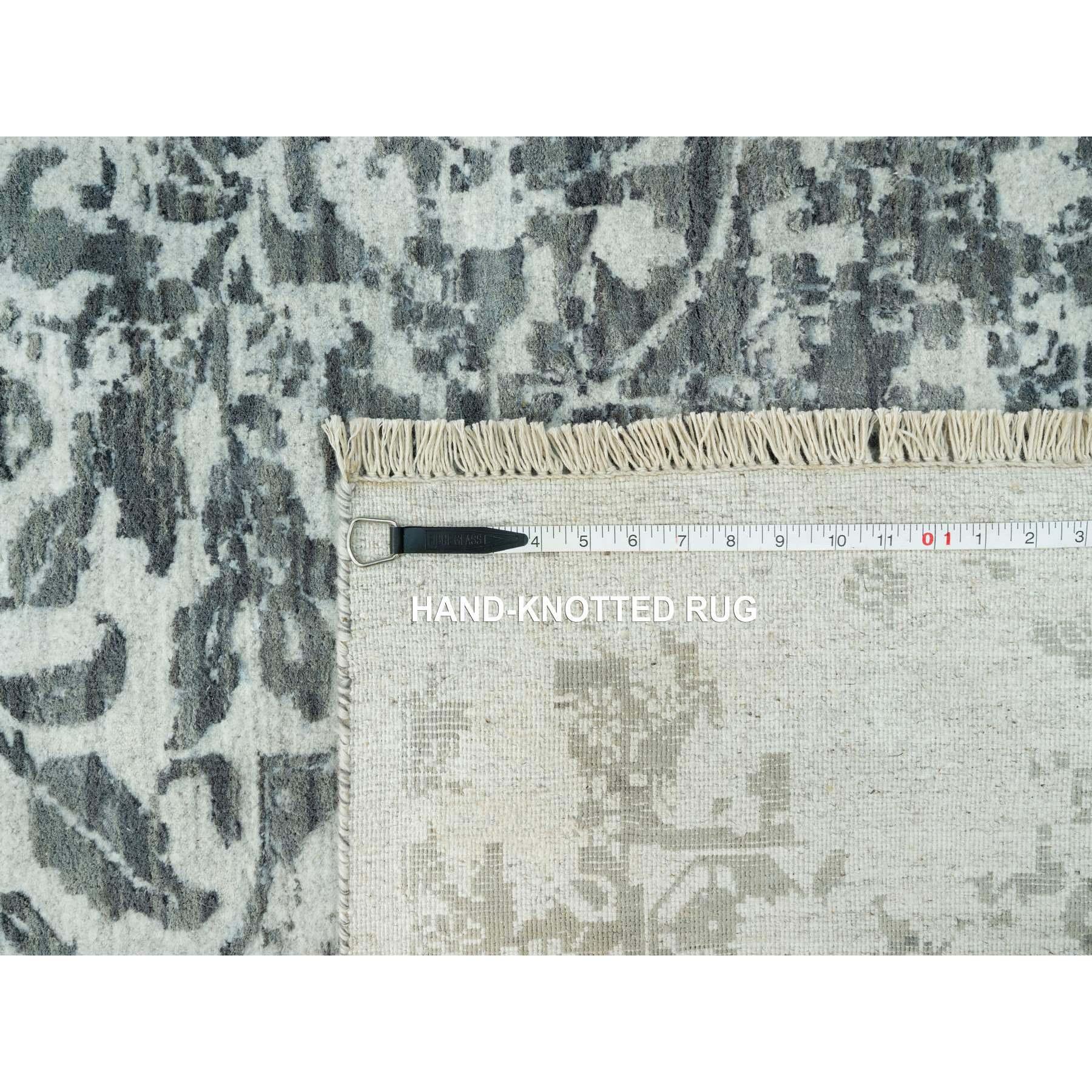 14'x14' Tapis carré en laine et soie à motifs zoroastriens, gris sel de mer, noué à la main en vente 3