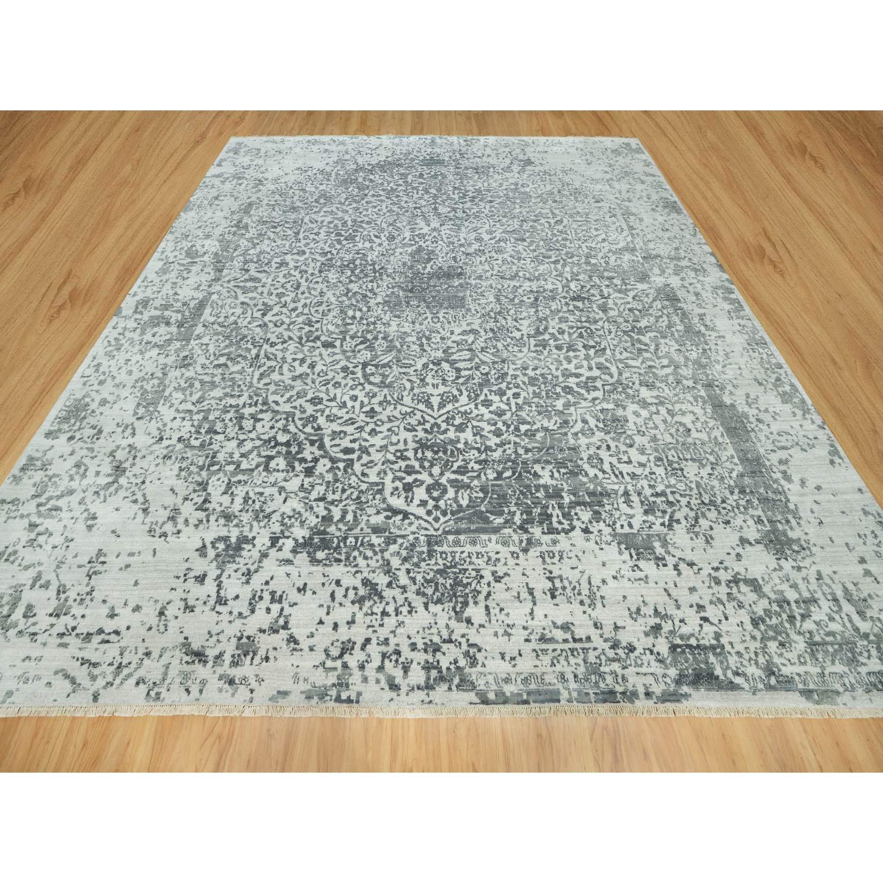 Il s'agit d'un véritable tapis d'Orient noué à la main, au design persan brisé, en laine et en soie. Il a été noué pendant des mois et des mois selon des techniques de tissage séculaires par des artisans experts.
Matériaux primaires : Laine et