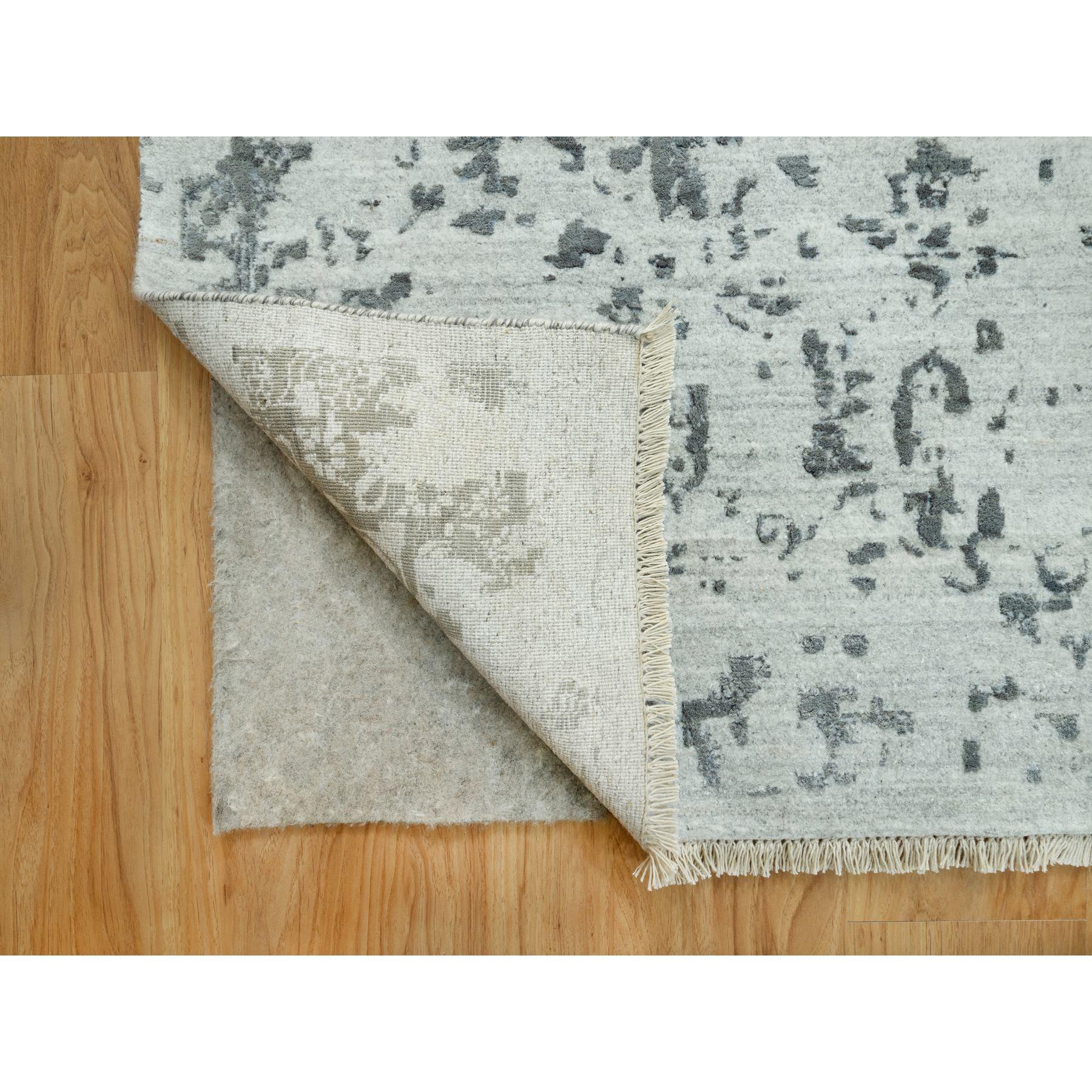 Indien 14'x14' Tapis carré en laine et soie à motifs zoroastriens, gris sel de mer, noué à la main en vente