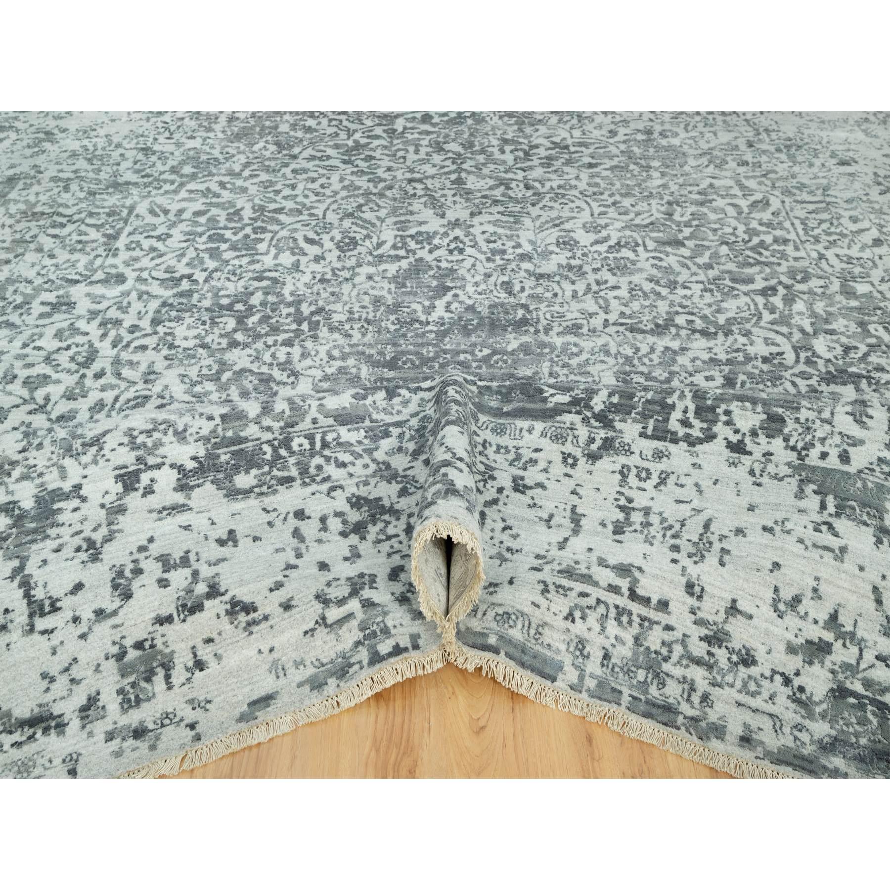 Tissé à la main 14'x14' Tapis carré en laine et soie à motifs zoroastriens, gris sel de mer, noué à la main en vente