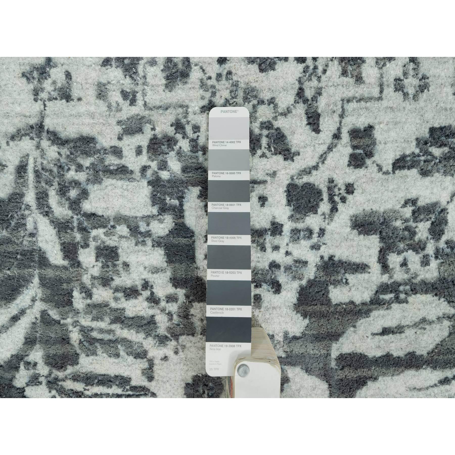 XXIe siècle et contemporain 14'x14' Tapis carré en laine et soie à motifs zoroastriens, gris sel de mer, noué à la main en vente
