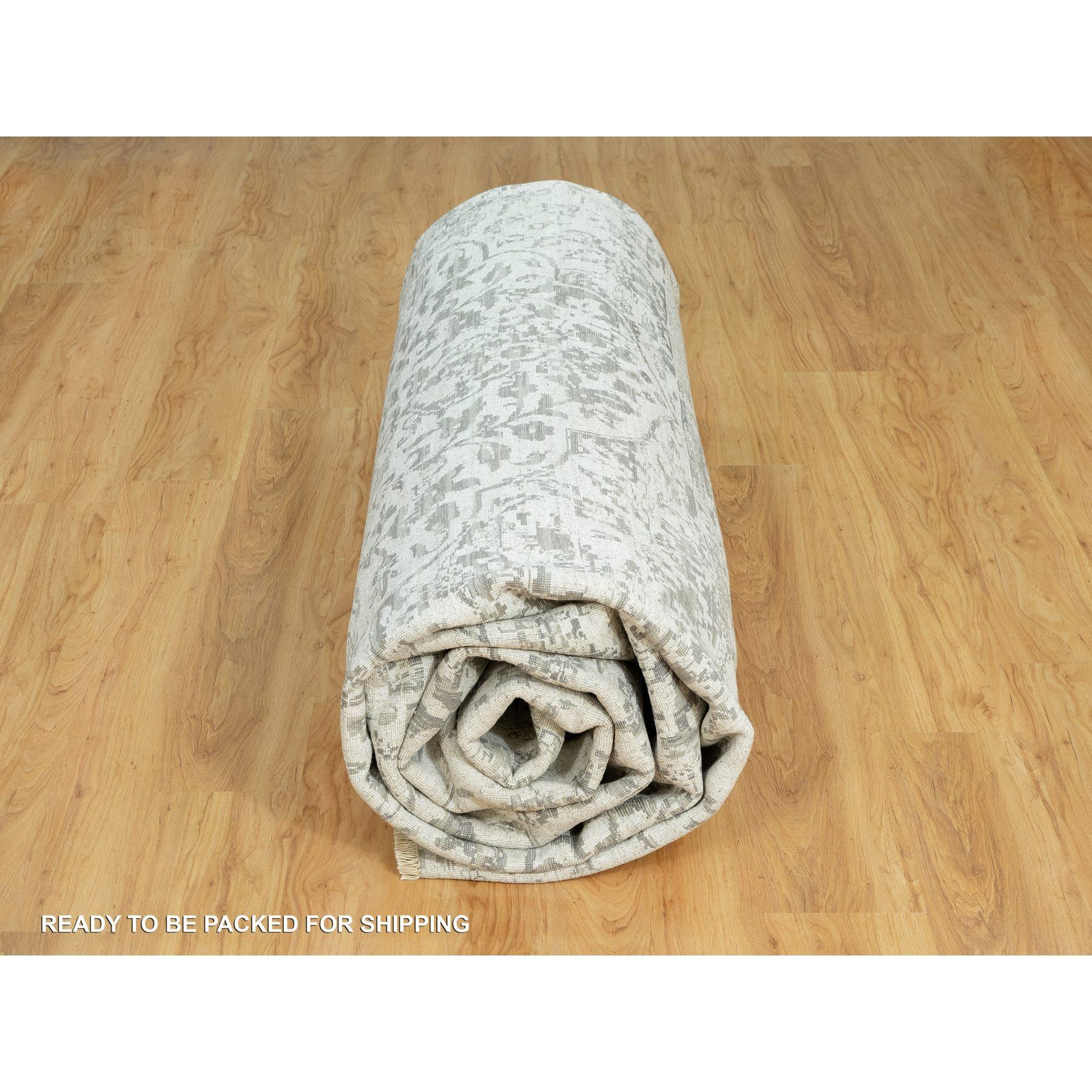 14'x14' Tapis carré en laine et soie à motifs zoroastriens, gris sel de mer, noué à la main en vente 1